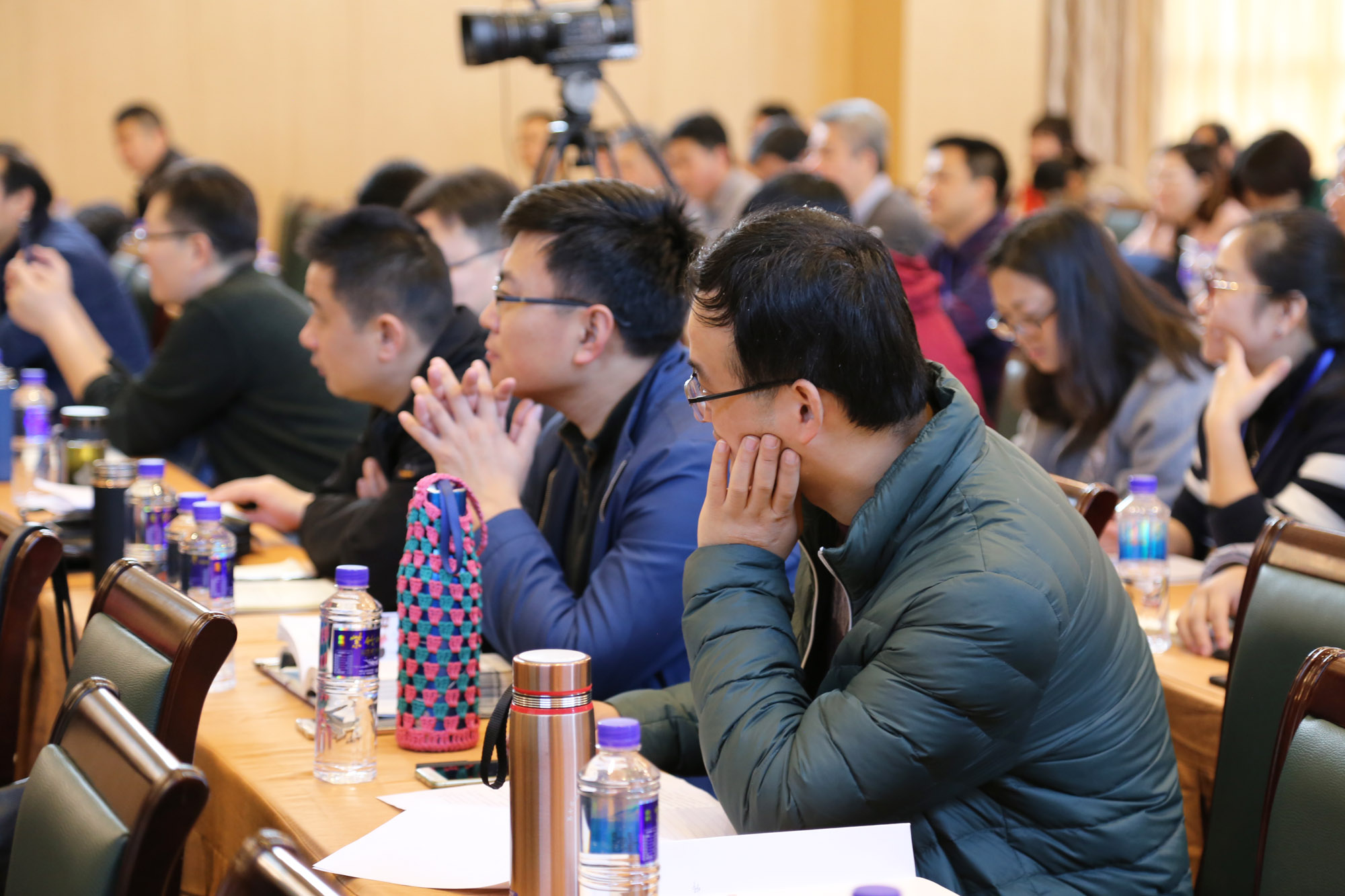 參加研修的老師們精神飽滿、認(rèn)真聆聽。不時(shí)舉手提問。