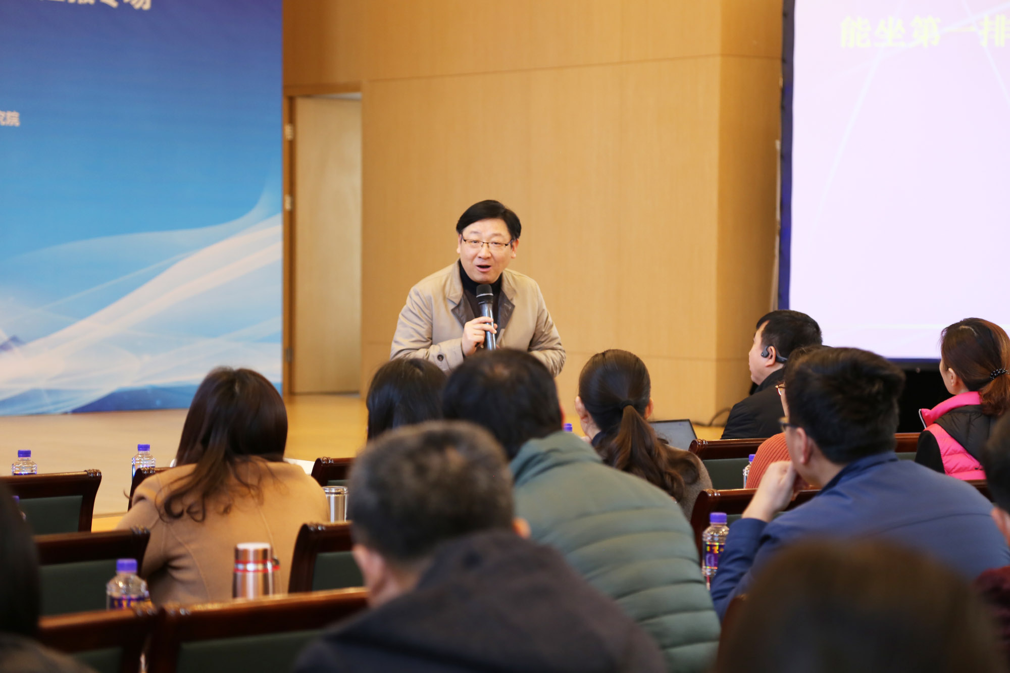 參會(huì)學(xué)員的求知欲望，更激發(fā)了授課老師傳授知識(shí)的激情熱情。