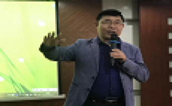 鄭立平老師以“班主任的心靈透視與狀態(tài)探析”為主題，為洪湖市初中骨干班主任高級研修班的學(xué)員們分享了一天立意高遠(yuǎn)、又深入淺出的精彩課程。