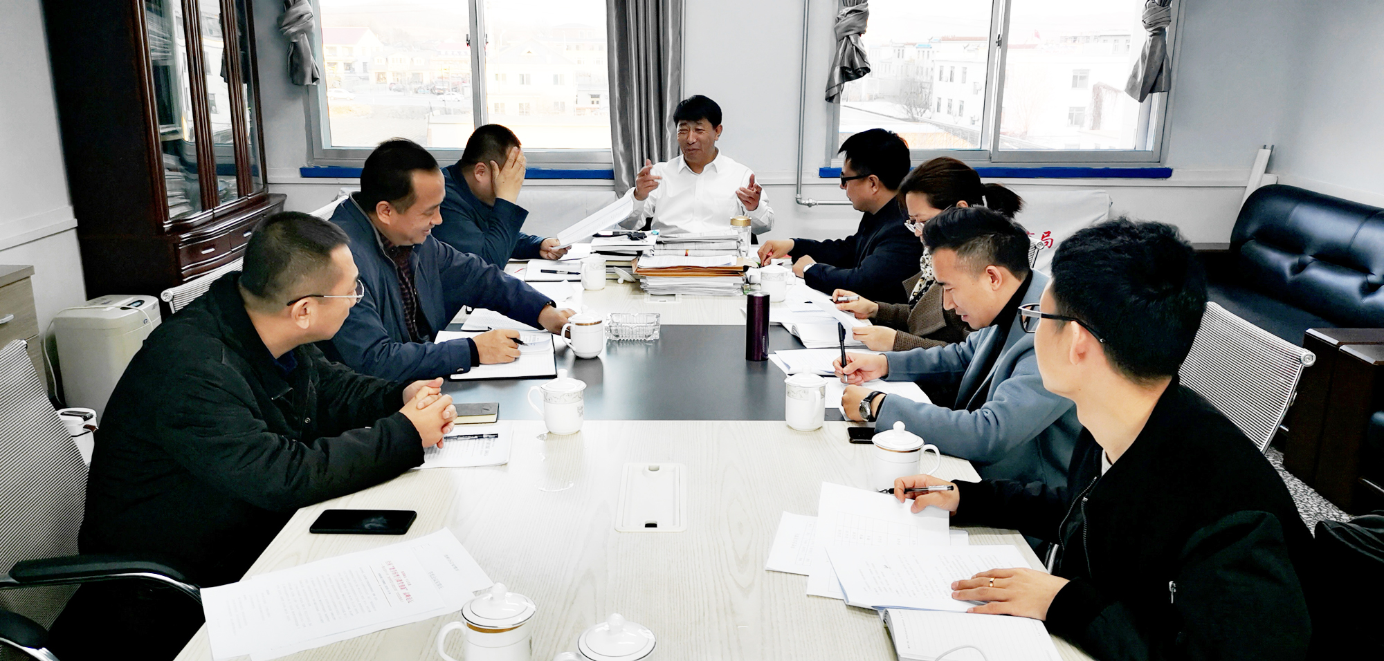 下午，論壇組委會一行人等又來到了海城市教育局，與海城市教育局有關(guān)領(lǐng)導(dǎo)就分會場落實(shí)情況召開了碰頭會。