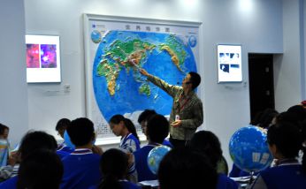 2017年9月29日范永杰地理名師工作室導(dǎo)師范永杰在芬蘭進行遠程課堂教學