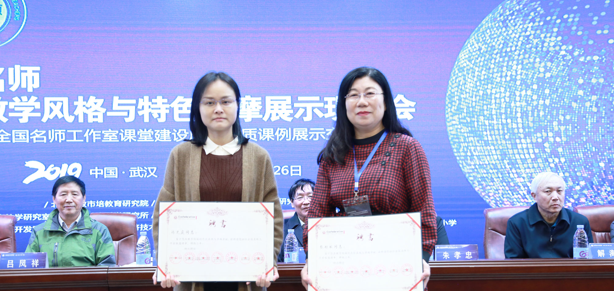 2013年以來，北京中教市培教育研究院受邀為全國30多個地區(qū)名師工作室發(fā)展建設(shè)中出現(xiàn)的疑難和困惑進(jìn)行指導(dǎo)調(diào)研、培訓(xùn)。