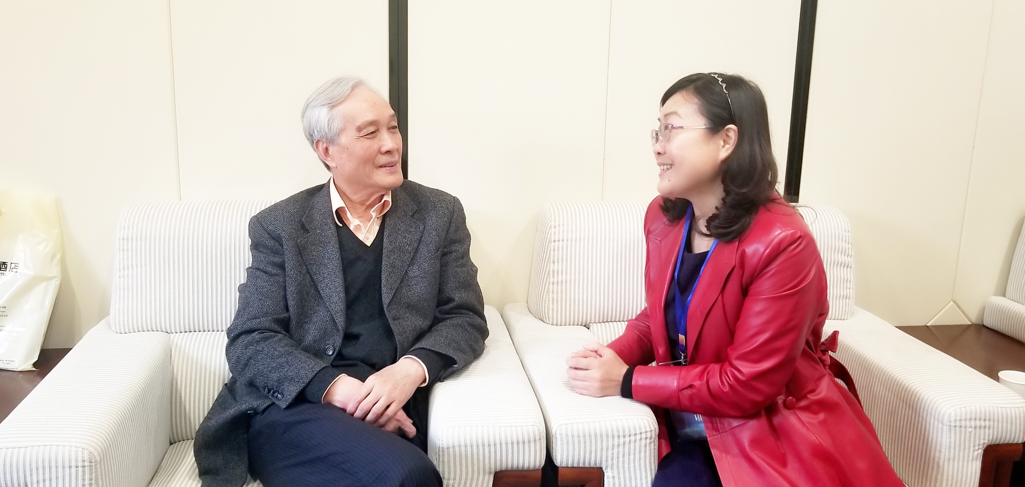 會議期間，研究院專家、成都高新區(qū)特級教師西芯小學(xué)校長陳曦向研究院顧問、智庫專家成尚榮教授虛心求教，并邀請成教授到西芯小學(xué)指導(dǎo)。