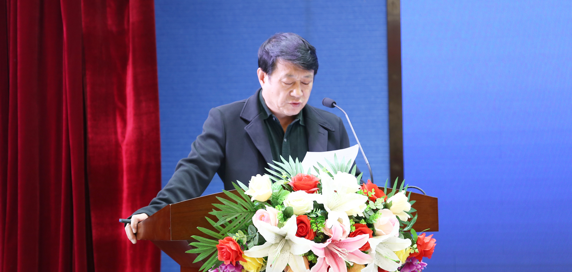 開幕式由銀川教育科學(xué)研究所所長蘆葦教授主持