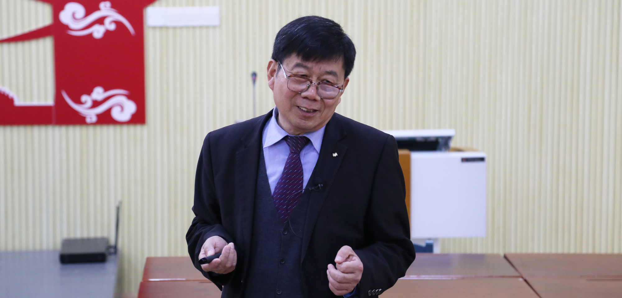 程中一老師給我們開了一堂精彩的講座——《用十六字英語教學(xué)法培養(yǎng)核心素養(yǎng)》，我們受益匪淺。
程老師以獨特的親和力和感染力，充分調(diào)動了學(xué)生的積極性。他以“24字寫作方法——注意審題，確定要點；擴(kuò)展要點，連句成篇；全面檢查，書寫規(guī)范”為主線，采用了“寫前—寫中—寫后”三段式教學(xué)模式。
在“寫前”環(huán)節(jié)，程老師使用提問和討論的方式來激活學(xué)生已有的寫作知識，從而引出了與本節(jié)寫作課相關(guān)的知識，起到了“熱身”的作用，也激活了學(xué)生的學(xué)習(xí)靈感及學(xué)習(xí)興趣。在“寫中”環(huán)節(jié)，程老師教會學(xué)生寫作流程——審題；確定寫作要點；根據(jù)要點進(jìn)行適當(dāng)擴(kuò)展，形成初稿。在學(xué)生完成初稿后，程老師引導(dǎo)學(xué)生從文章的條理性、準(zhǔn)確性、語言的流暢度、簡潔多樣性和書寫的規(guī)范性等方面進(jìn)行檢查。整一節(jié)課，學(xué)生在程老師的引導(dǎo)下，明確了書面表達(dá)的解題步驟和具體的方法。