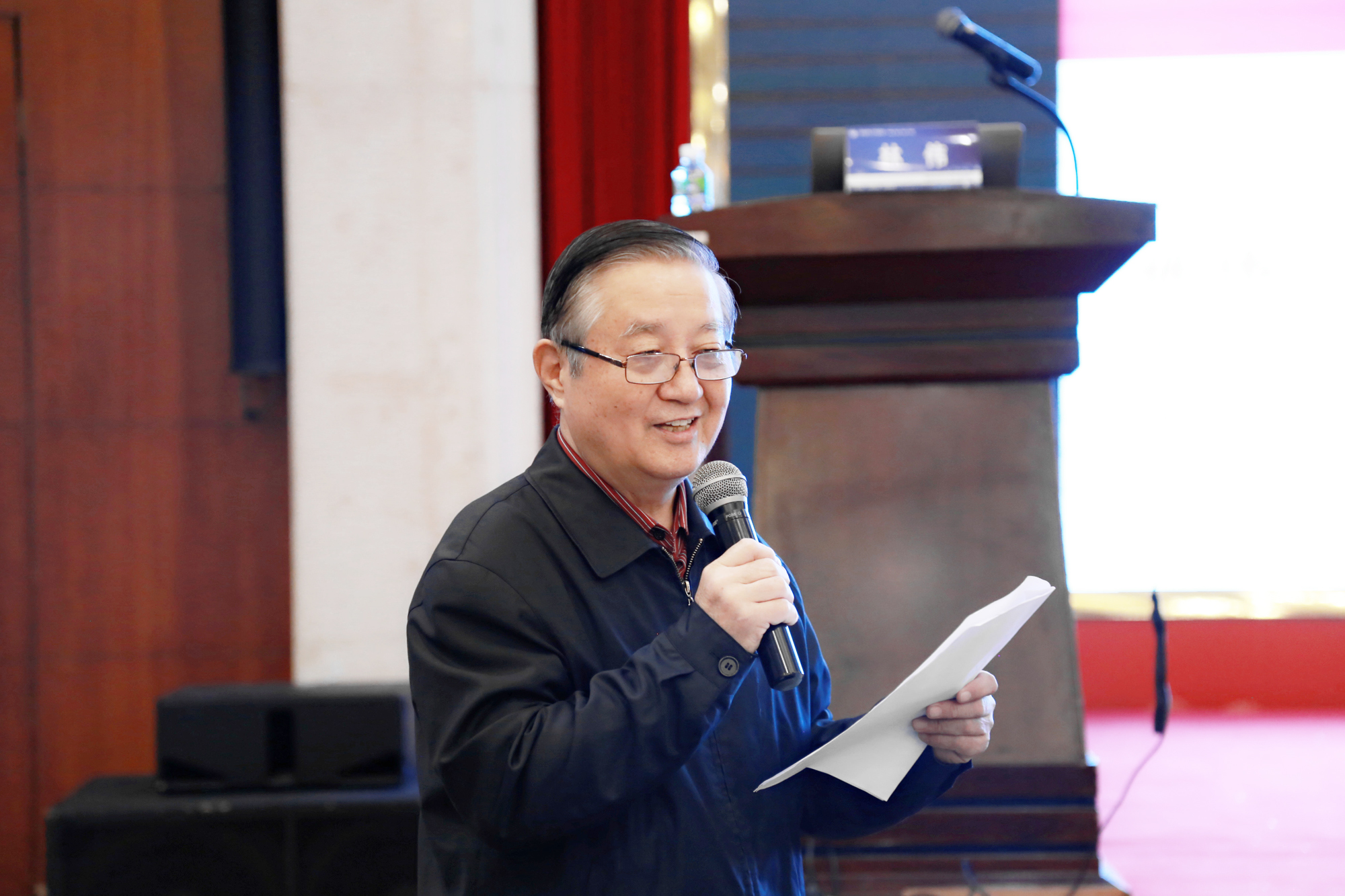 本次學(xué)習(xí)，讓我們感受到了專(zhuān)家教授們的儒雅風(fēng)度和淵博學(xué)識(shí)。他們以實(shí)踐的視角、生動(dòng)的案例詮釋了名師工作室發(fā)展建設(shè)中的重要性及實(shí)施方法，讓聽(tīng)報(bào)告的老師有了更深的領(lǐng)悟。講座里，既有上位的教育理論的支撐，更有實(shí)際方法策略的聚合。用他們的實(shí)踐的厚度給我們指出了一條行之有效的提升、發(fā)展之路。