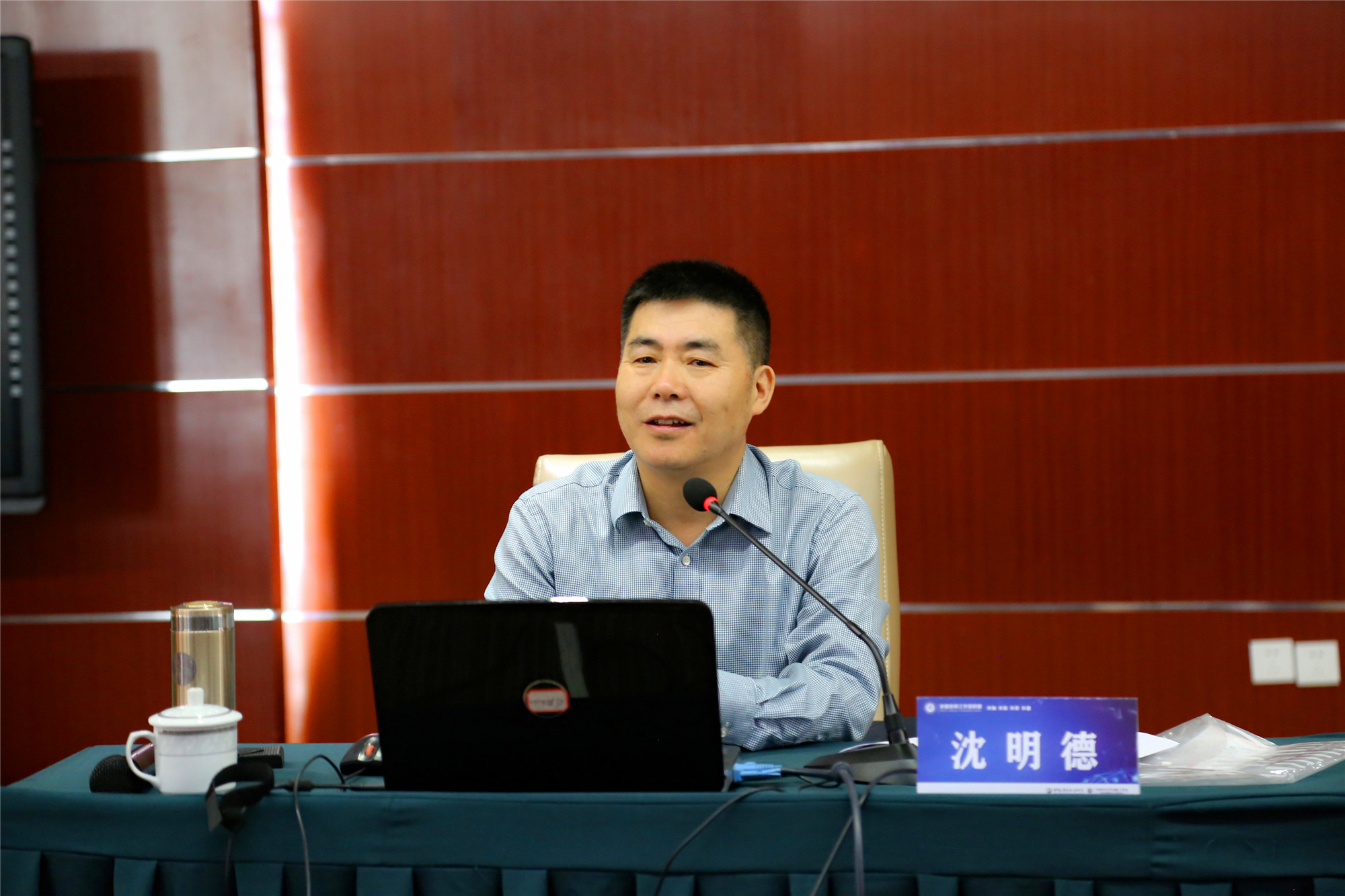 第二天上午，學(xué)習(xí)地點移到石室小學(xué)，首先是沈明德院長就新城圈教育的理念、現(xiàn)狀以及發(fā)展路徑和對策，作了精彩的解讀。并由新城圈教育轉(zhuǎn)型升級示范校雙慶中學(xué)作了典型經(jīng)驗介紹，發(fā)人深思。