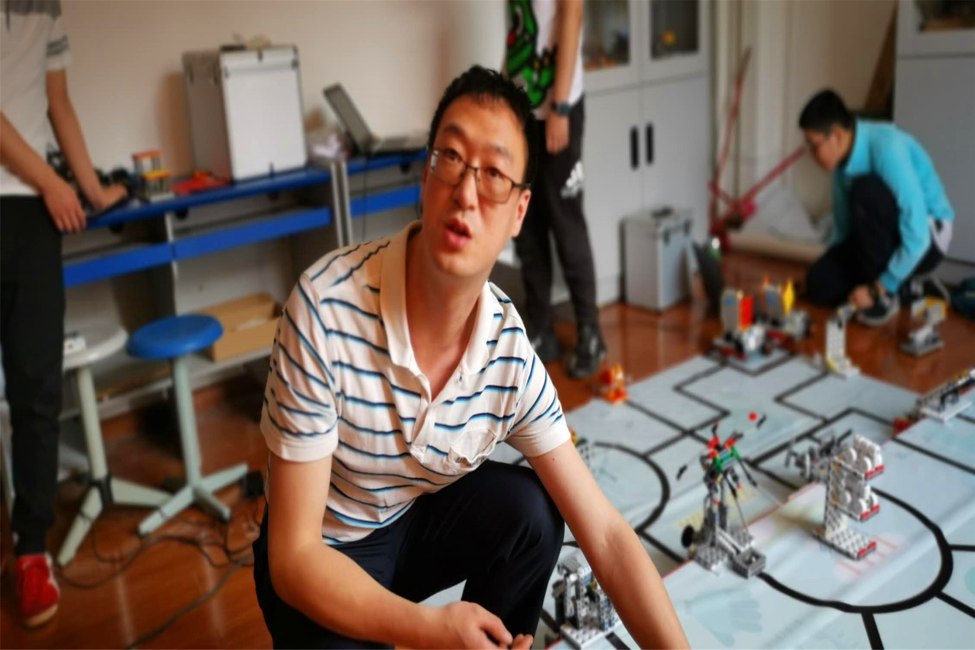 指導(dǎo)教師在指導(dǎo)學(xué)生操作機器人。