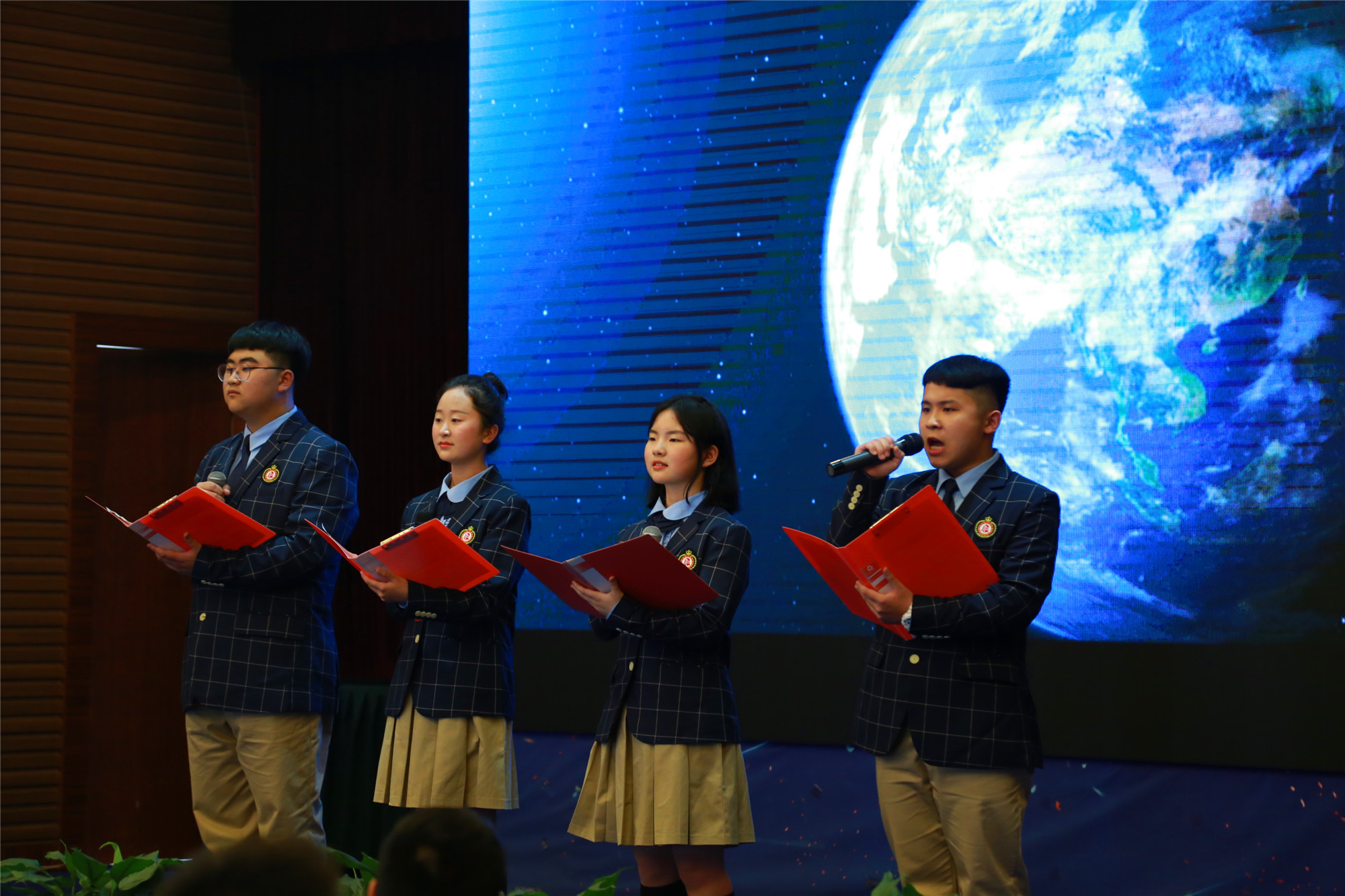 達州名仁園中學(xué)的四個優(yōu)秀生的集體演講《我所期待的好學(xué)校好校長好老師》將下午的活動推向第一個高潮。孩子們真情的歌頌，渴求的心聲，生動的講述深深打動了每一位教育人！有那么一瞬間，被這個氣場強大的男孩子感染得淚流滿面，他心目中的好校長好老師是不是我？感動，急迫甚至慚愧，種種情緒被調(diào)動，別是一番滋味在心頭！