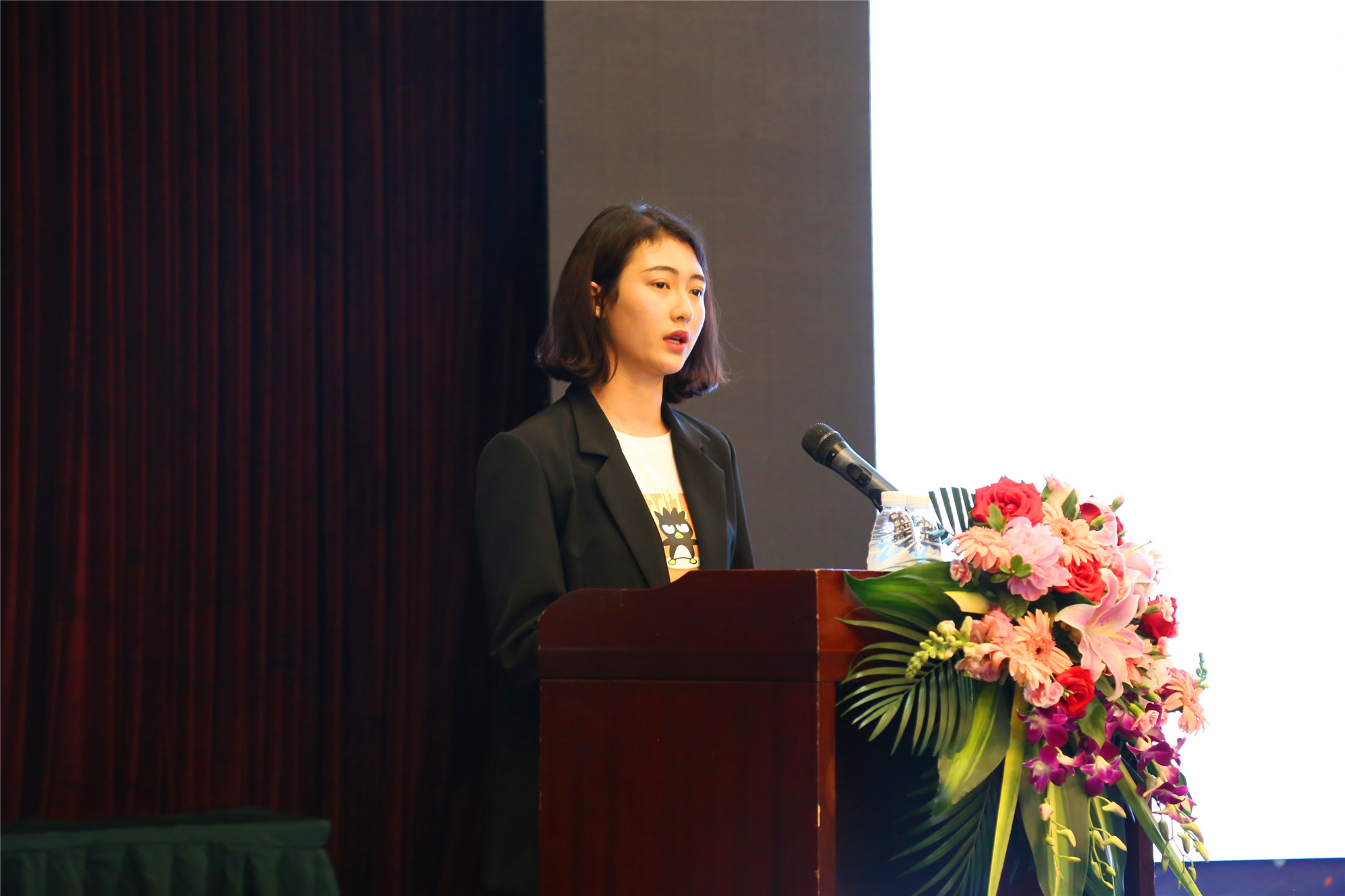 以學(xué)生心中的“好課堂、好老師、好校長、好學(xué)校”為主題的學(xué)生心聲表達。來自達州名仁園中學(xué)的四位學(xué)生和西南科大的大一新生述說他們心中的好老師、好課堂。好學(xué)校、好校長。