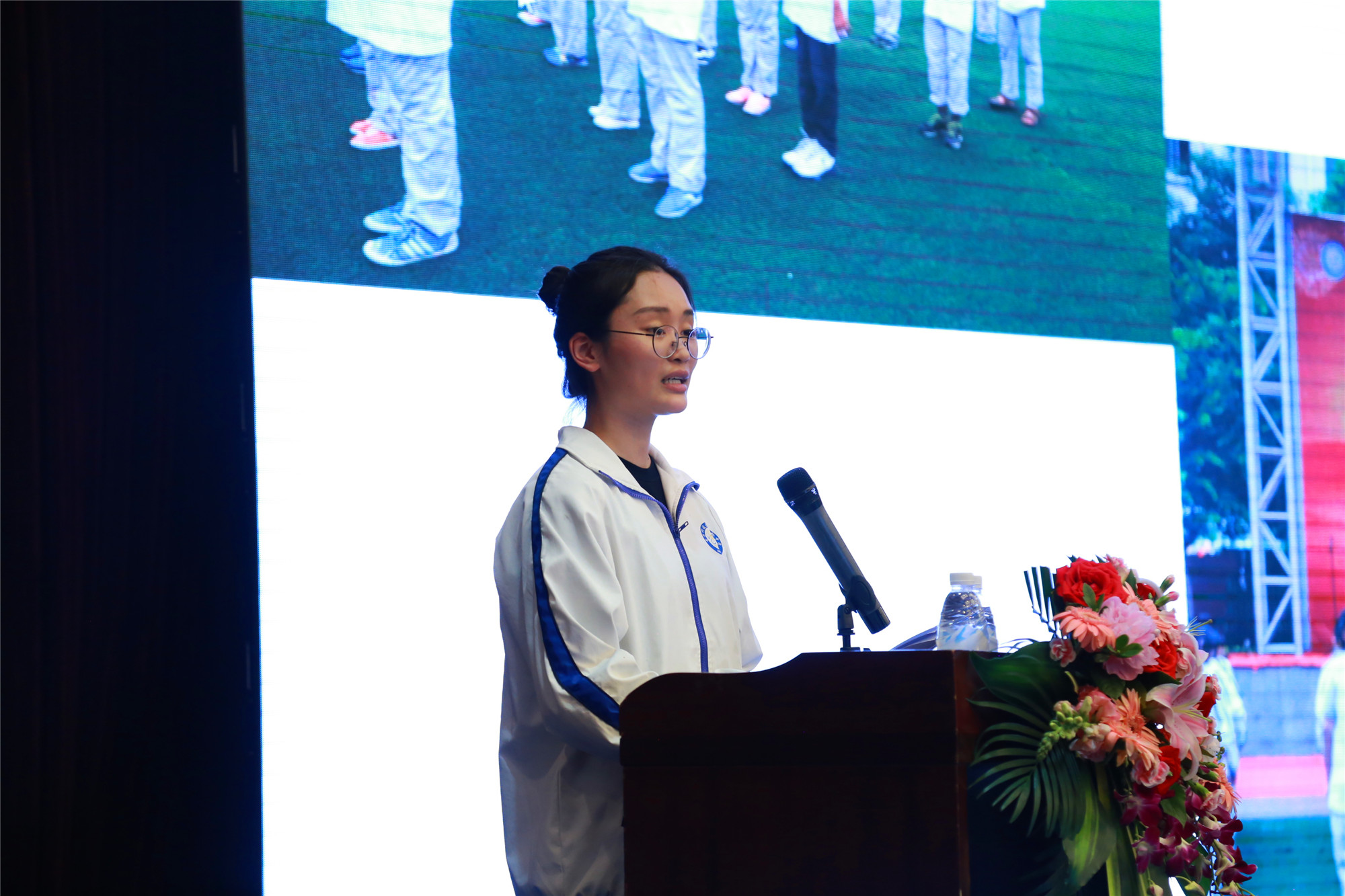 來自達州名仁園中學(xué)的四位學(xué)生和西南科大的大一新生述說他們心中的好老師、好課堂。好學(xué)校、好校長。高二學(xué)生張堰琳說，“科中辦學(xué)短暫，沒有歷史，但我們在創(chuàng)造歷史！”取得成績的原因主要是學(xué)校有追求卓越的精神；高瞻遠矚的領(lǐng)路人和團結(jié)向上的團隊；敢闖敢拼的老師和同學(xué)。她并不慷慨的話語引起與會者的共鳴。