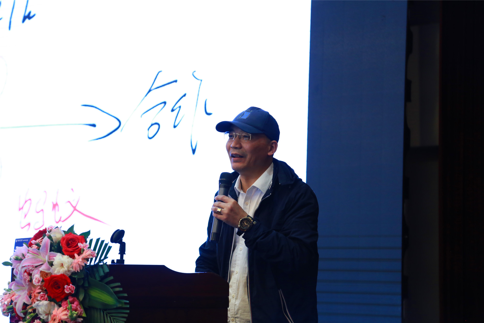 他講解真正的“合作學(xué)習(xí)”來，畫風(fēng)獨特，話鋒犀利，妙語頻出，頗有四兩撥千斤的輕松。然而從他道出的可操作性極強的合作學(xué)習(xí)實用技能來說，他們的“可以觸摸的智慧”，定然來自于無數(shù)夜以繼日的科研。借蘆葦教授點評的話:像鄭杰這樣，把一件事做到極致，你就是好校長。