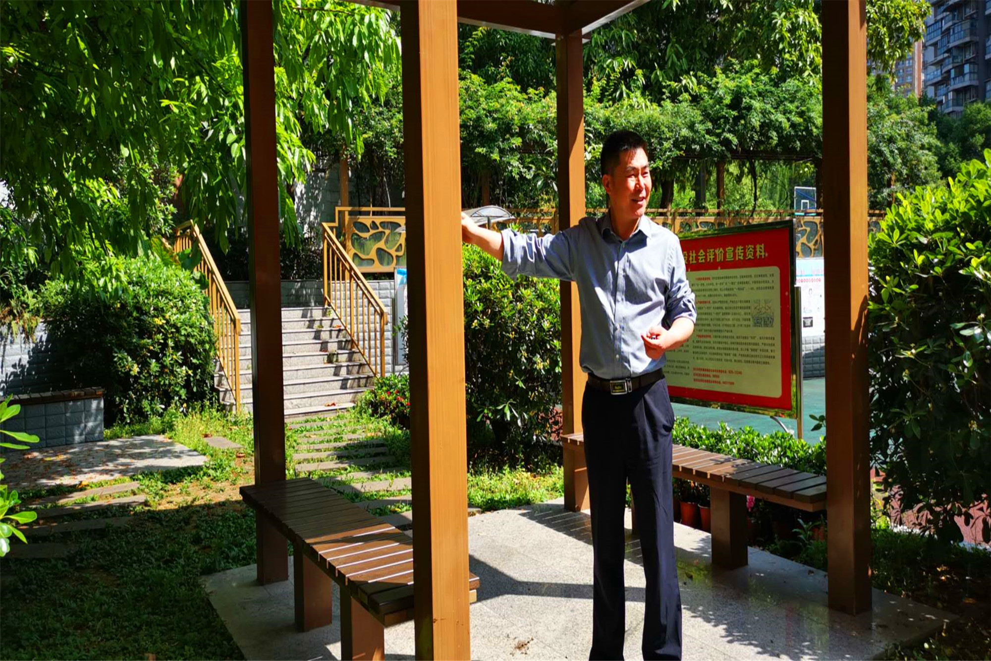 當天下午，朱孝忠院長帶領(lǐng)山西、寧夏、瀘州等地一部分校長在沈明德院長的陪同下赴雙慶中學(xué)取經(jīng)學(xué)習(xí)。