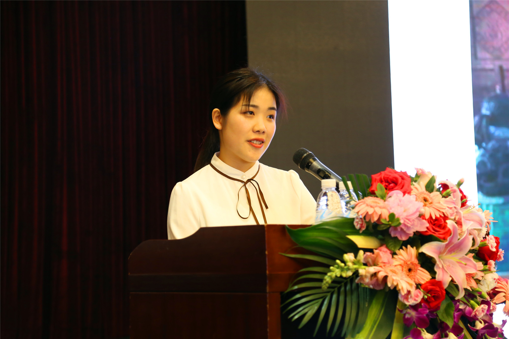 西南大學(xué)的優(yōu)秀學(xué)子侃侃而談，他們心目中好老師好課堂好學(xué)校……睿智的蘆葦老師點評道:這些孩子的演講某種程度上被修改和修飾，否則你們會聽到更真切的心聲，你懂的——哦，我們懂得，蘆葦老師就是帕斯卡說的那支有思想的蘆葦??！