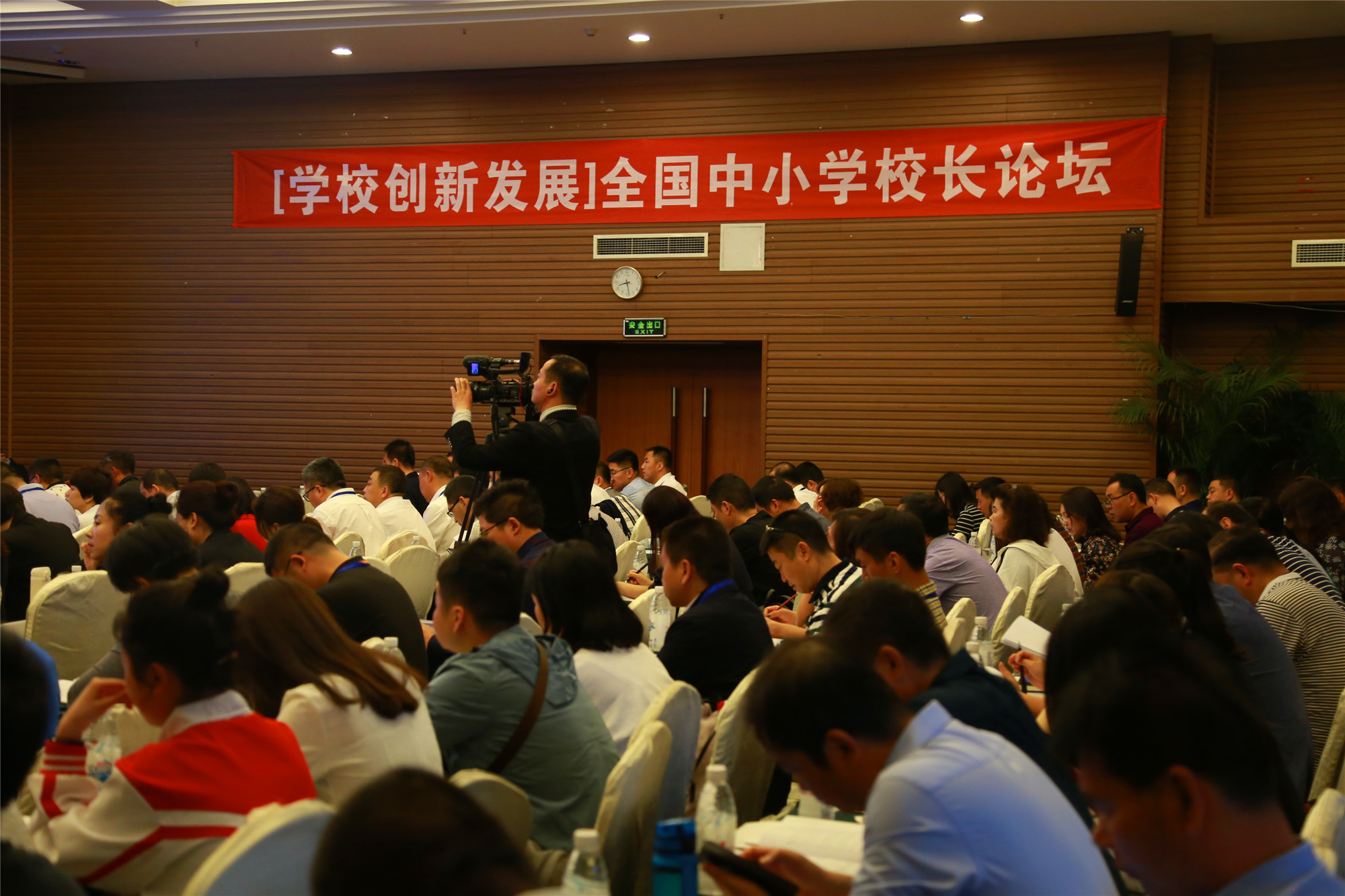 本屆論壇圍繞引領(lǐng)：跨界思維，跳出教育看教育；論道：新城圈教育轉(zhuǎn)型升級發(fā)展路徑探索實踐；分享：課程領(lǐng)導(dǎo)力與課堂轉(zhuǎn)型變革；對話：教育現(xiàn)代化裝備與信息化和教師教育的深度融合。沙龍：家長教育和家校共育的有效機制；案例：學(xué)生心中的好課堂、好老師、好學(xué)校、好校長，為您呈現(xiàn)適合校情的育人方式；聚焦：創(chuàng)新教育人才成長的培養(yǎng)新模式，探索不同類別學(xué)校發(fā)展路徑和教育教學(xué)質(zhì)量提升策略七個話題展開深入交流和討論。