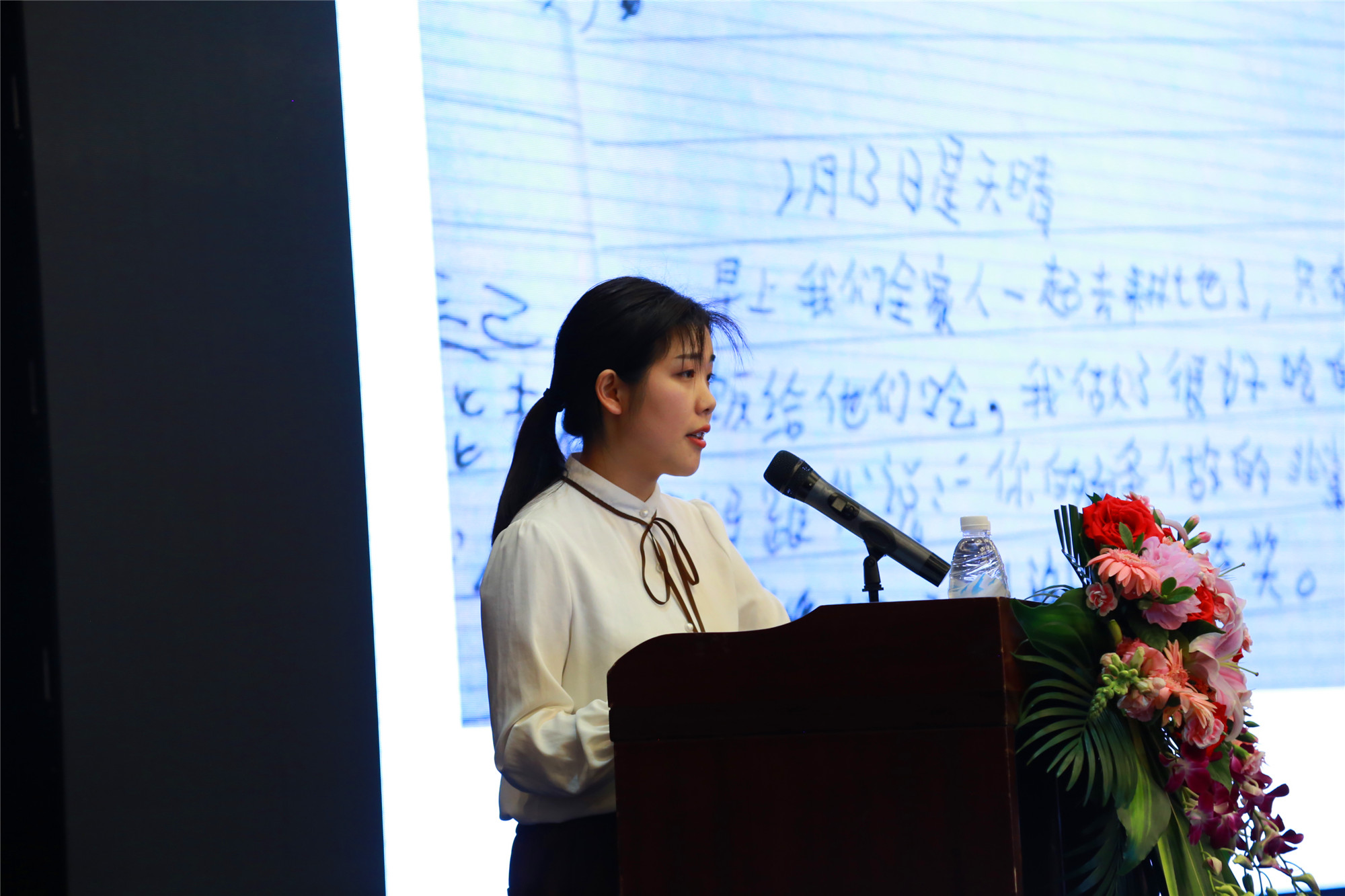 第一個環(huán)節(jié)是以學(xué)生心中的“好課堂、好老師、好校長、好學(xué)校”為主題的學(xué)生心聲表達。來自達州名仁園中學(xué)的四位學(xué)生和西南科大的大一新生述說他們心中的好老師、好課堂。好學(xué)校、好校長。