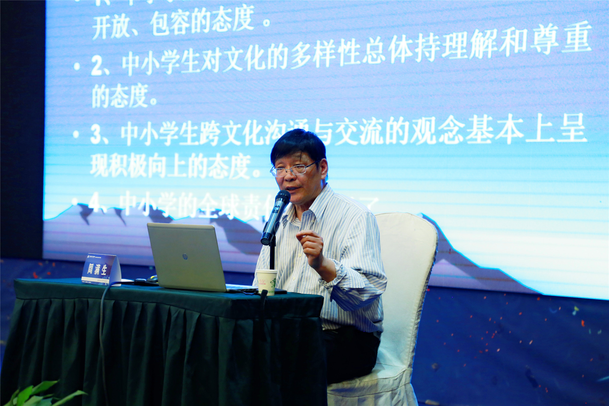 專家引領(lǐng)、名師指路，在“學(xué)校創(chuàng)新發(fā)展”全國中小學(xué)校長論壇里，你可以看到校長們認真記錄、奮筆疾書、仔細傾聽的身影；你可以聽到專家們引經(jīng)據(jù)典、理論聯(lián)系實際的現(xiàn)身說法；你還可以感受到全場座無虛席的熱烈場景……