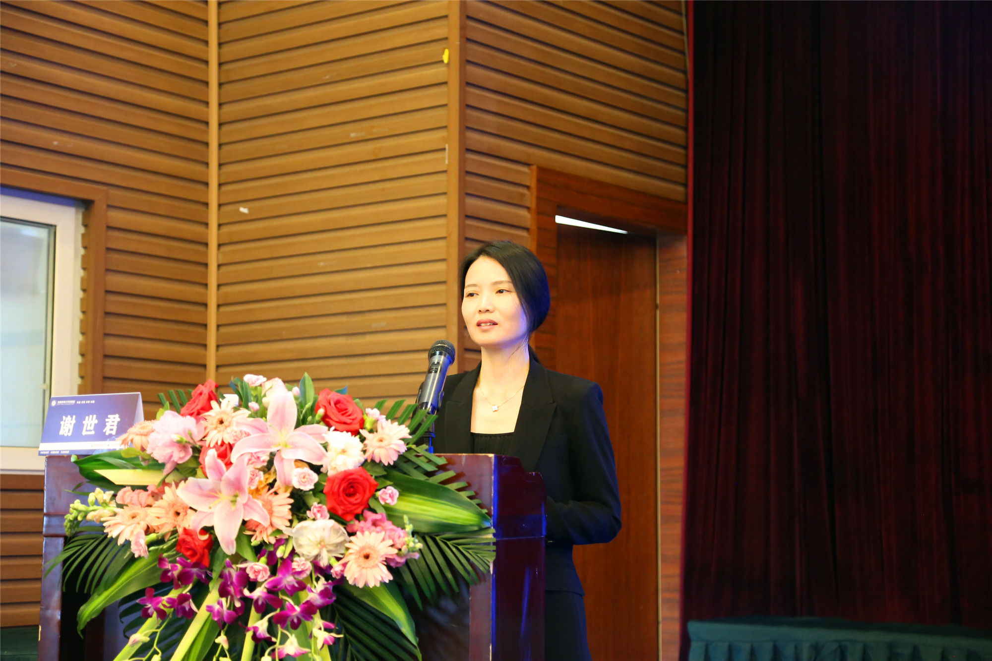 下午的第一項內(nèi)容由成都市中和中學(xué)副校長謝世君主持。優(yōu)秀學(xué)生和年輕教師向大家匯報了“學(xué)生眼中的好學(xué)校、好校長、好老師、好課堂”。