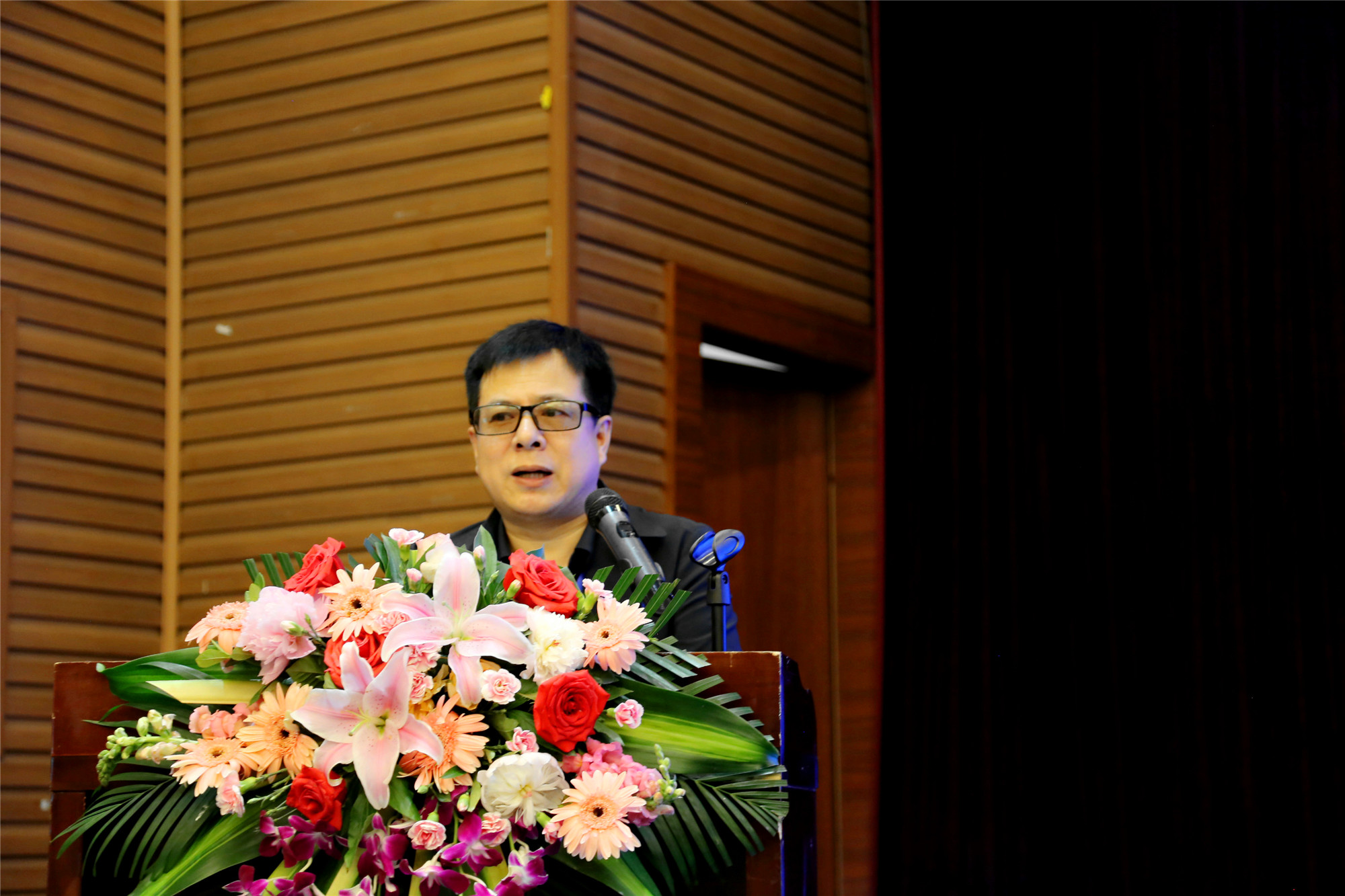 北京中教市培教育研究院院長朱孝忠在開幕式中講到中國教育現(xiàn)代化，目標宏偉，前程似錦，大道通途，行穩(wěn)致遠。期待校長們呈現(xiàn)自己的教育方略，讓各位賢達精彩的新思路、新探索、新實踐，帶給我們豐富的智慧盛宴，帶給我們思想認識的豁然開朗。他深情而簡潔地回顧了研究院階段性成果，向本次論壇送予誠摯的期待和祝福。