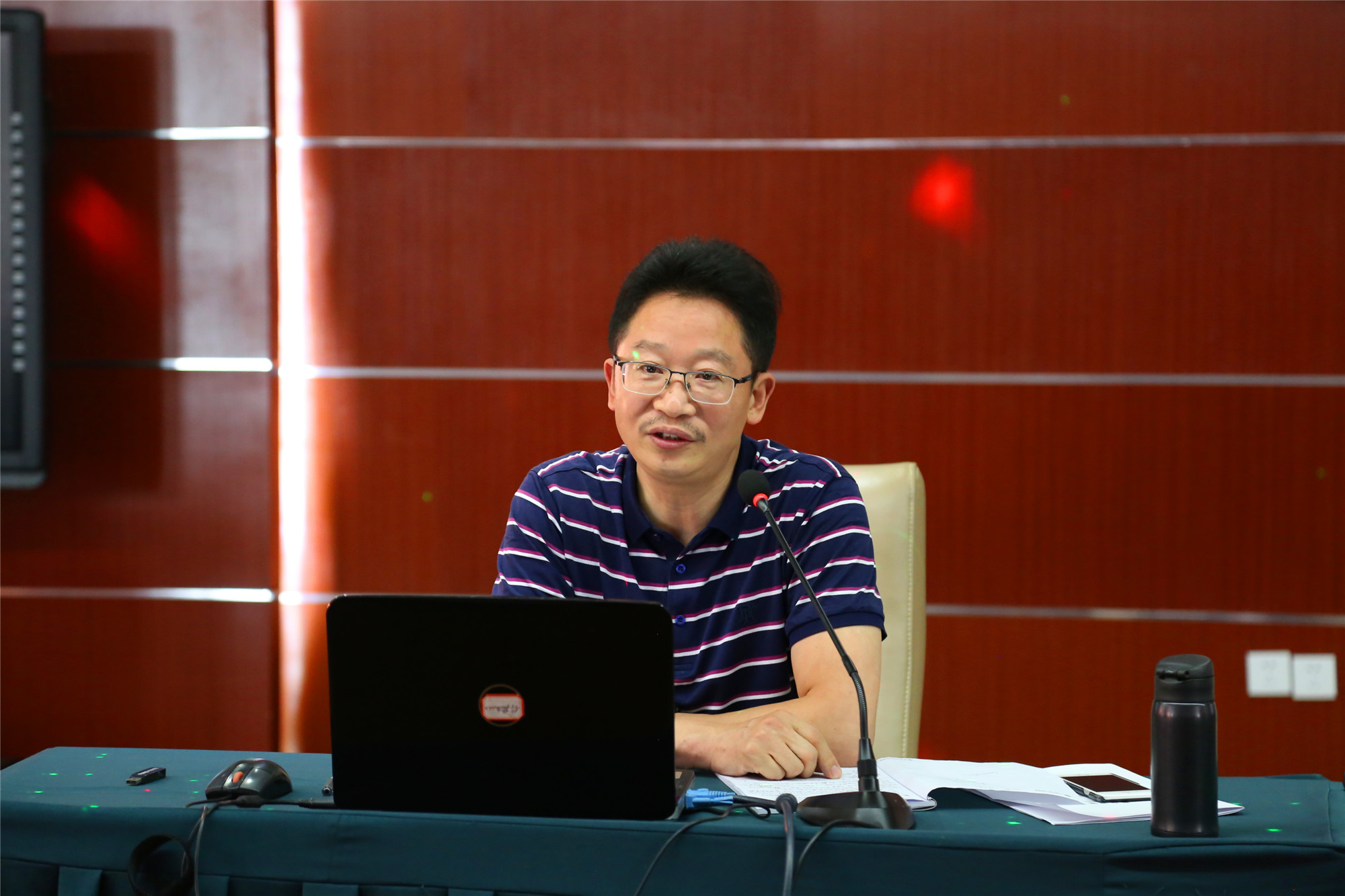 江蘇省常州金壇區(qū)朝陽小學(xué)校長蔣守成作為分論壇壇主，對每個發(fā)言的校長給予精心收述和歸納，并做主題發(fā)言《談學(xué)校管理》，贏得好評。