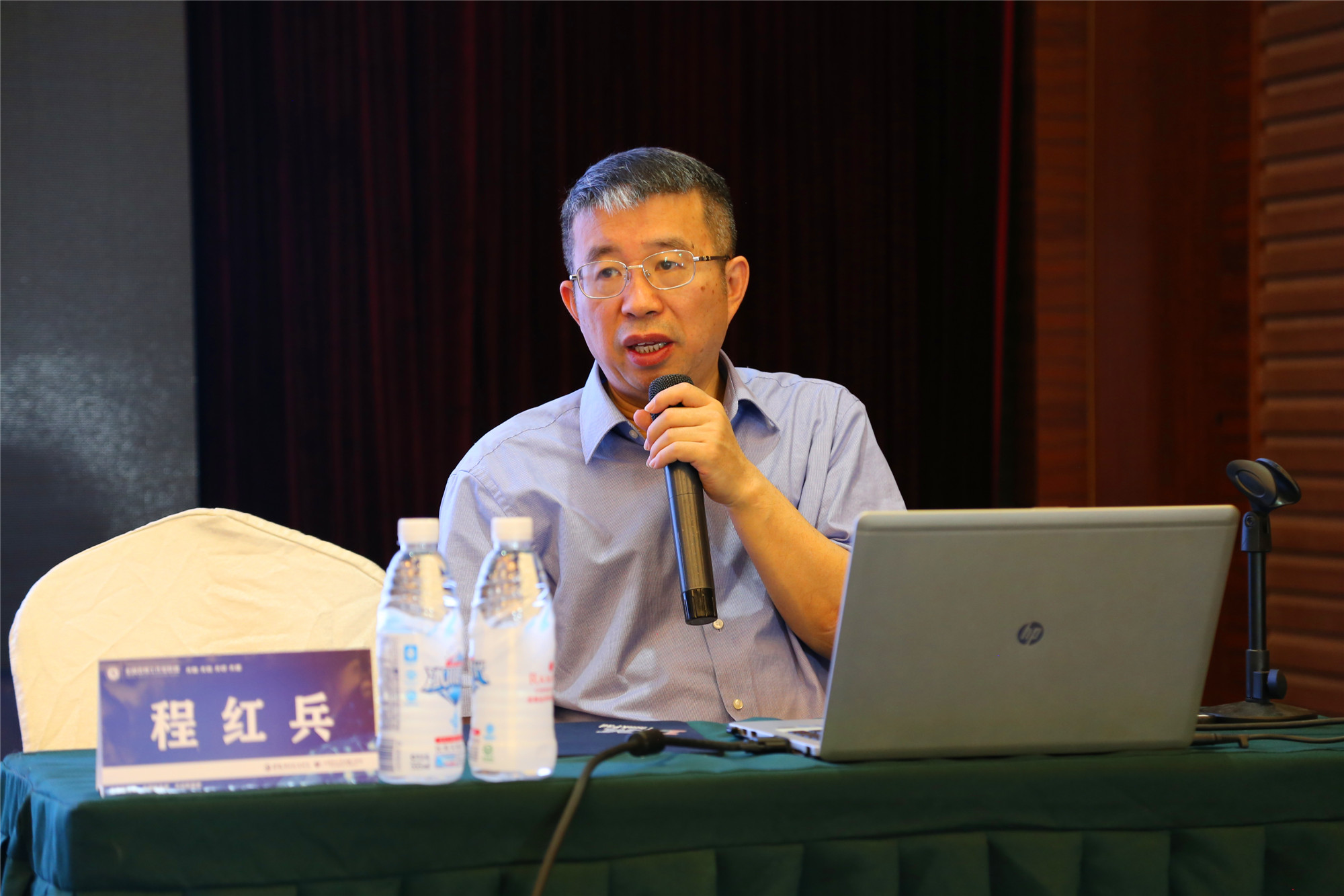 程紅兵，北京中教市培教育研究院學(xué)術(shù)顧問，教育學(xué)博士，深圳明德實驗學(xué)校校長。他今天講座的主題是《中小學(xué)校創(chuàng)新路徑管窺》；學(xué)校為什么要創(chuàng)新?社會在巨變，學(xué)校需要創(chuàng)新。要當一名教師，首先要做一個預(yù)言家，你的教育不是為了今天，而是為了學(xué)生們想象不到的未來做準備。這就需要老師們要具有創(chuàng)新精神！有創(chuàng)新精神的老師才能帶領(lǐng)創(chuàng)新的學(xué)生，學(xué)校才能得到發(fā)展！21世紀全世界最重要的產(chǎn)品，不再是工廠車輛武器，而是人體思維。所以世界的重心，將逐漸從跨國公司轉(zhuǎn)向那些杰出的學(xué)校。創(chuàng)新在現(xiàn)代社會非常重要，學(xué)校對創(chuàng)新人才的培養(yǎng)應(yīng)該成為學(xué)校工作的重要目標！