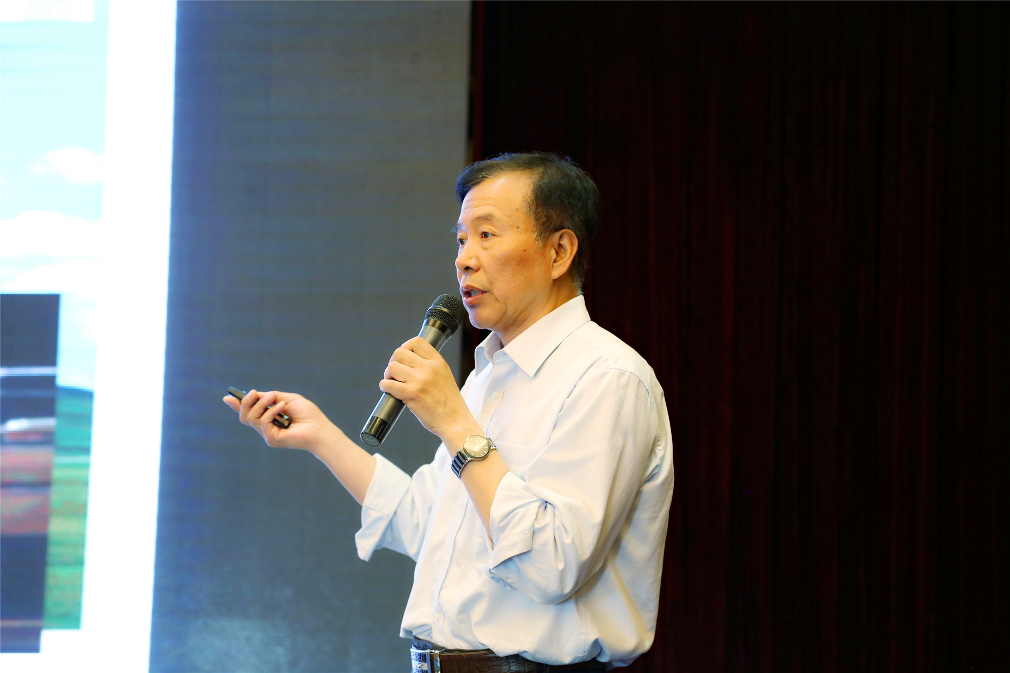 51、北京中教市培教育研究院常務(wù)副院長臧富仁校長從校園里兩棵樹的例子說起，強調(diào)指出黨的十八大、十九大將文化建設(shè)提到了新高度:“文化是一個國家、一個民族的靈魂。文化興國運興,文化強民族強。”“中國共產(chǎn)黨從成立之日起,既是中國先進文化的積極引領(lǐng)者和踐行者,又是中華優(yōu)秀傳統(tǒng)文化的忠實傳承者和弘揚者。”