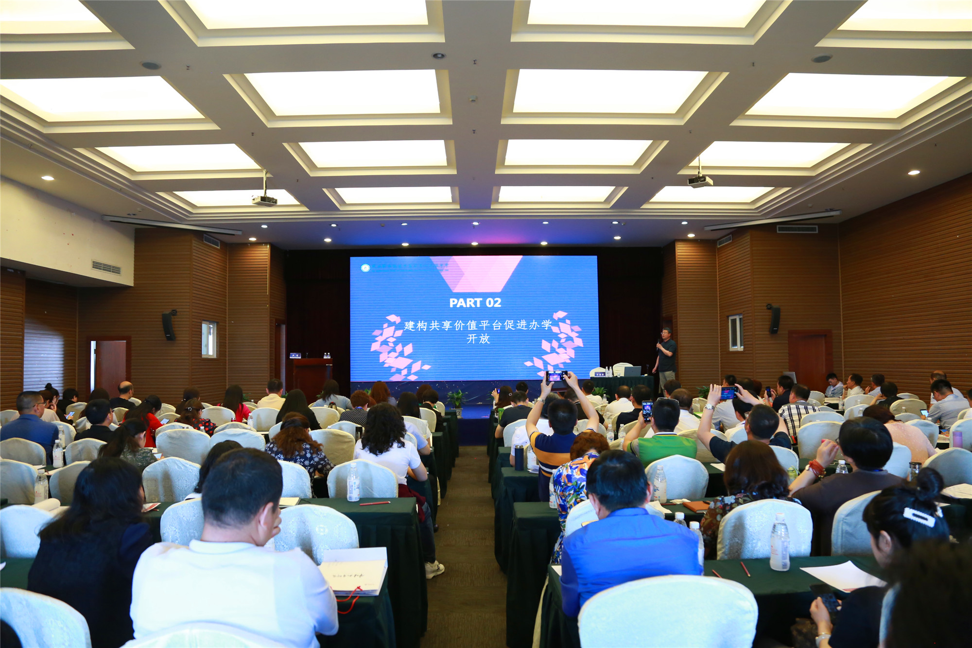 什么是熵增定律？1854年,一位叫克勞修斯的德國人,首次提出了熵增定律的概念，他認為在一個封閉的系統(tǒng)內(nèi),熱量總是從高溫物體流向低溫物體，從有序走向無序,如果沒有外界向這個系統(tǒng)輸入能量的話,那么熵增的過程是不可逆的,最終會達到熵的最大狀態(tài),系統(tǒng)陷入混沌無序 。老師們、校長們以及學(xué)生們要用“終身學(xué)習(xí)”代替“臨時學(xué)習(xí)“，用”終身探索“代替”不再探索”，從“舒適區(qū)”走進“學(xué)習(xí)區(qū)”,甚至“恐慌區(qū)”,學(xué)校與成員才能得以顛覆式成長。