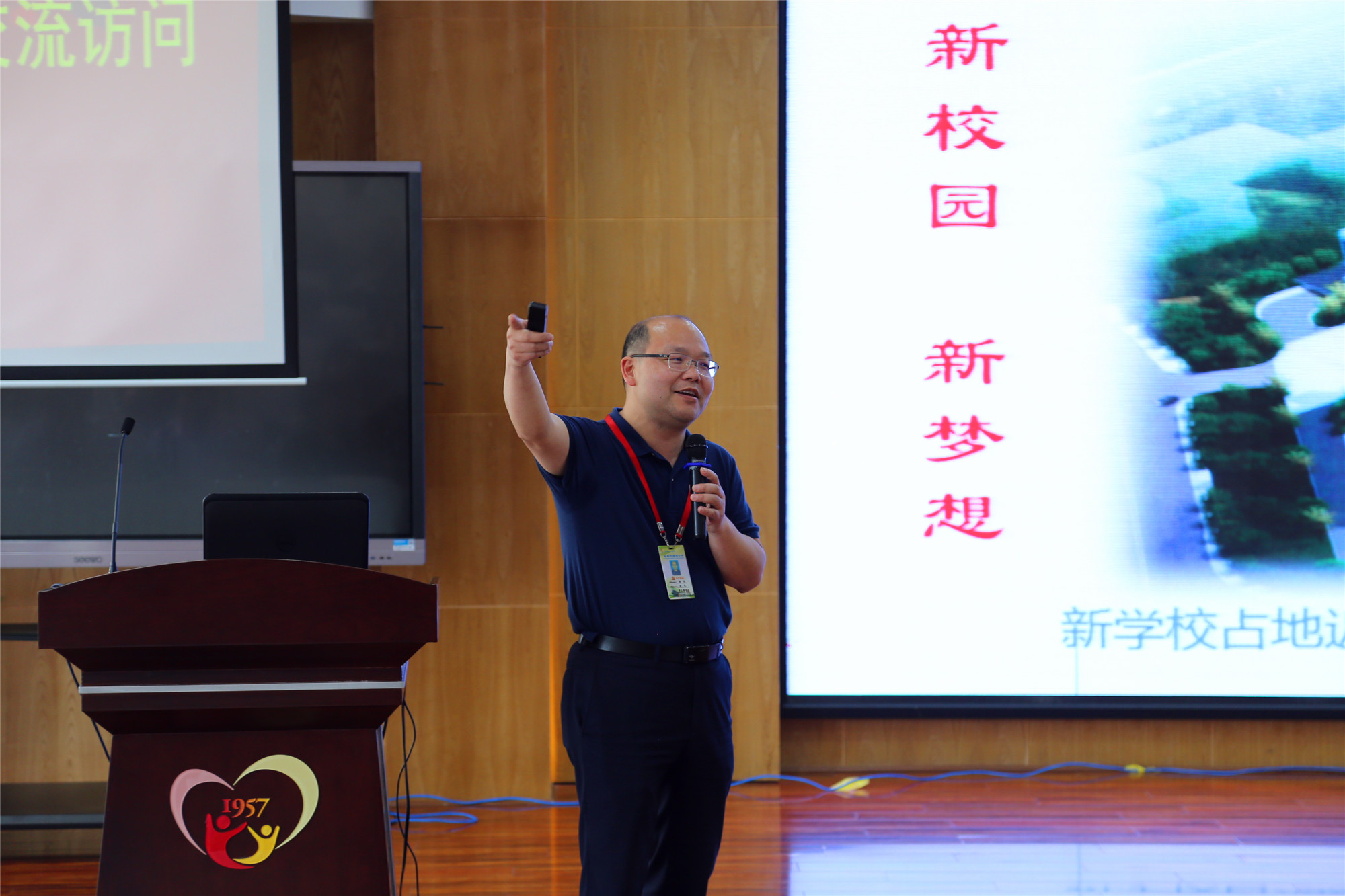 57、海濱小學(xué)楊杰校長一邊引領(lǐng)我們參觀，一邊介紹辦學(xué)特色，在報告廳，他重點給大家講述著本校跳繩系列課程的開發(fā)，大屏幕視頻中，孩子們精彩的表現(xiàn)，令我們喝彩，也讓我們暗暗努力，要辦好自己的學(xué)校。