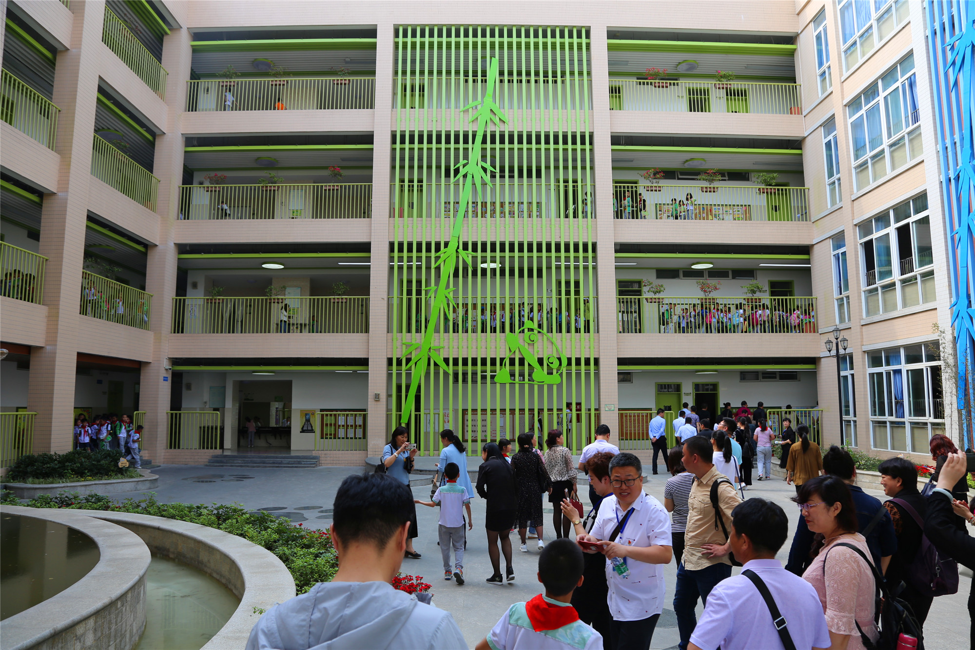 58、熊貓路小學(xué)是學(xué)生導(dǎo)游帶領(lǐng)大家參觀的校園，并將我引進會議室，彬彬有禮地說:“這是我校的多功能廳，客人們將在這里見到我們的校長并傾聽她的匯報。”小導(dǎo)游的精彩表現(xiàn)讓我們贊嘆不已。