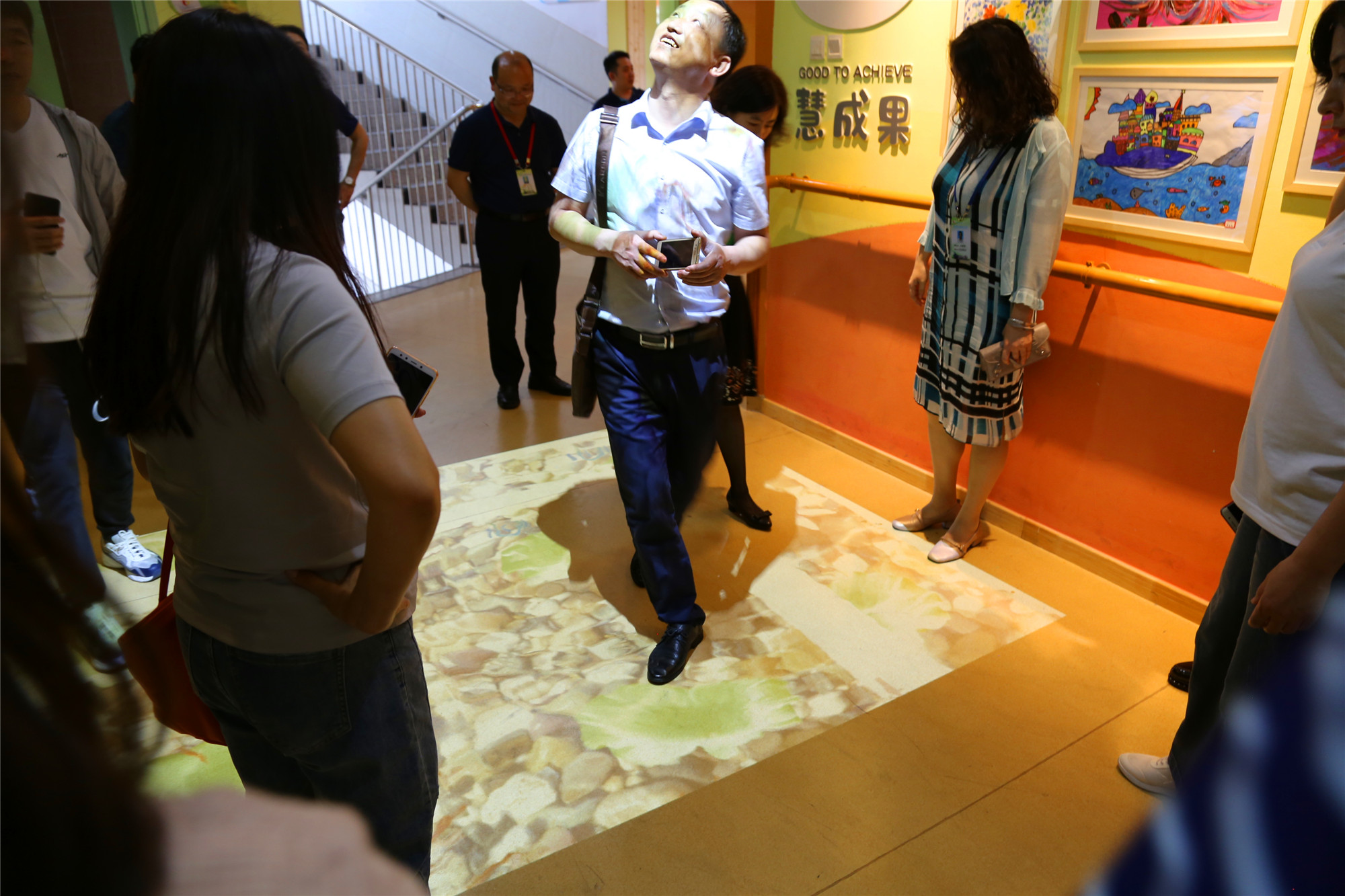 下午，我們來到成都海濱小學(xué)和熊貓路小學(xué)參觀學(xué)習(xí)，學(xué)校特色辦學(xué)與文化參觀