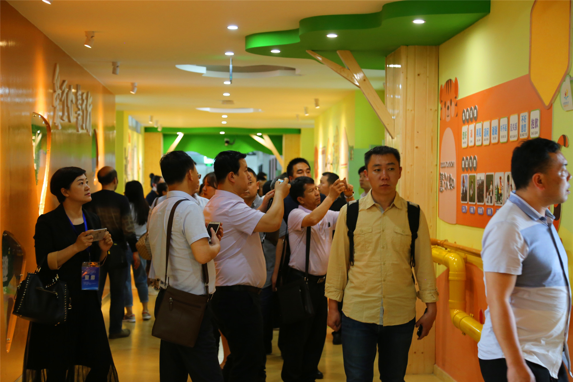 下午，我們來到成都海濱小學(xué)和熊貓路小學(xué)參觀學(xué)習(xí)，學(xué)校特色辦學(xué)與文化參觀