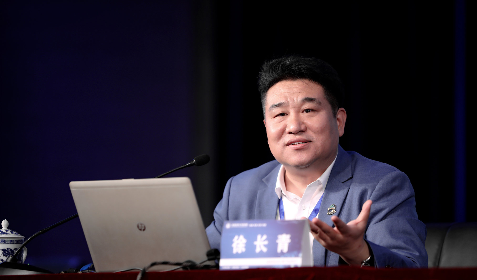 北京中教市培教育研究院專家、正高級教師、特級教師、享受國務(wù)院特殊津貼專家徐長青結(jié)合當前國際國內(nèi)教育發(fā)展趨勢和鞍山教育發(fā)展現(xiàn)狀就《好課堂是要有`感'`覺'的》進行專題報告。