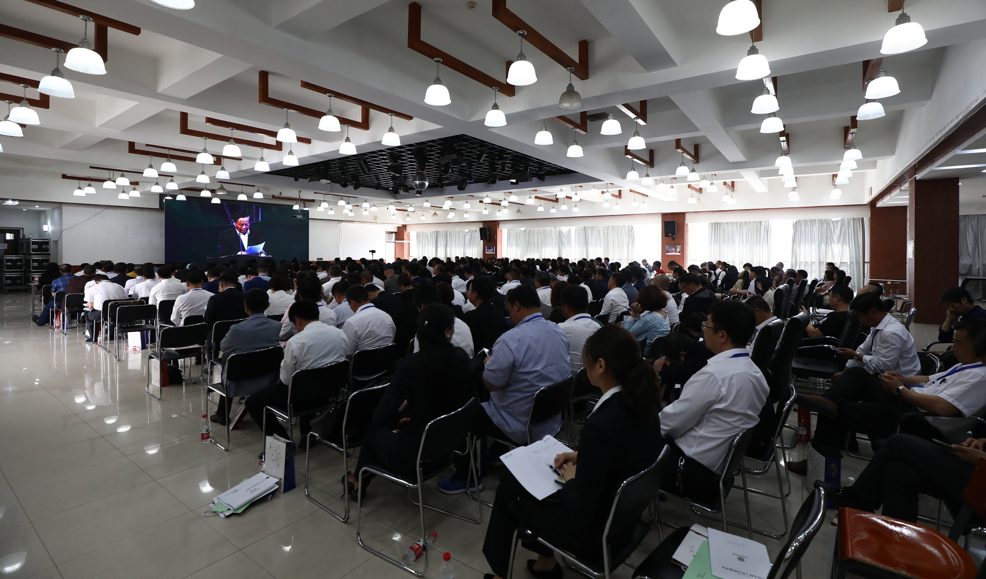 2019年2月，中共中央、國務(wù)院印發(fā)《中國教育現(xiàn)代化2035》文件提出了推進教育現(xiàn)代化的八大基本理念：更加注重以德為先，更加注重全面發(fā)展，更加注重面向人人，更加注重終身學(xué)習(xí)，更加注重因材施教，更加注重知行合一，更加注重融合發(fā)展，更加注重共建共享。中國教育改革進入深水區(qū)，學(xué)生發(fā)展核心素養(yǎng)如何落地成為教育教學(xué)改革的現(xiàn)實挑戰(zhàn)，教育教學(xué)轉(zhuǎn)型和課堂創(chuàng)新成為當下教育教學(xué)改革的焦點和熱點。圖為分會場。