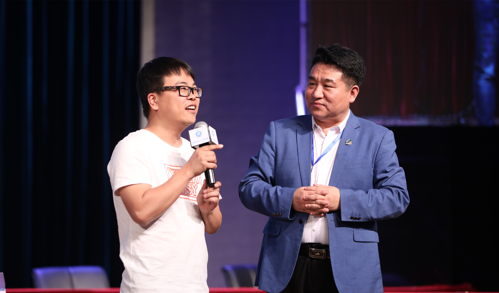北京中教市培教育研究院專家、正高級教師、特級教師、享受國務(wù)院特殊津貼專家徐長青結(jié)合當前國際國內(nèi)教育發(fā)展趨勢和鞍山教育發(fā)展現(xiàn)狀就《好課堂是要有`感'`覺'的》進行專題報告。