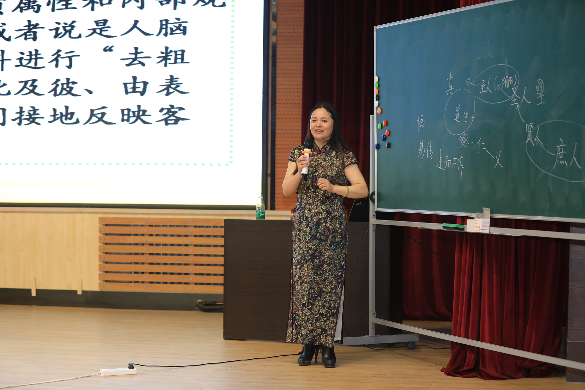 全國教學(xué)轉(zhuǎn)型與課堂創(chuàng)新高峰論壇課堂風(fēng)采展示美圖賞析。