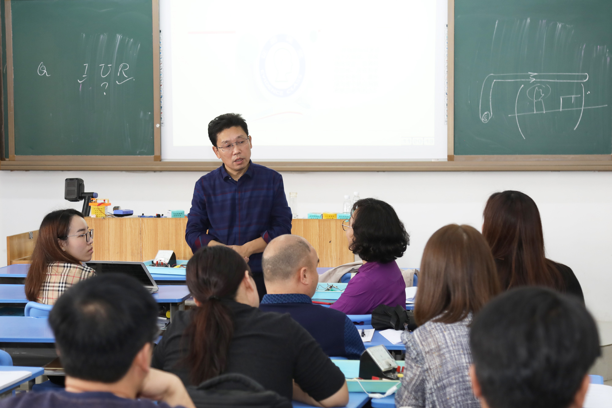 在前山中學(xué)初中分會場：研究院專家李寶玉，賈龍弟、孫琪斌、包豐、張世成、繆徐、王蘇豫、王宗琦、邱秀玉等九位初中專家各自為參會學(xué)員帶來精彩的各學(xué)科示范課，并與參會學(xué)員展開基于本節(jié)課例的深度研討，而后作了基于課深度學(xué)習(xí)的課堂建設(shè)的專題講座，使參會學(xué)員受益匪淺。