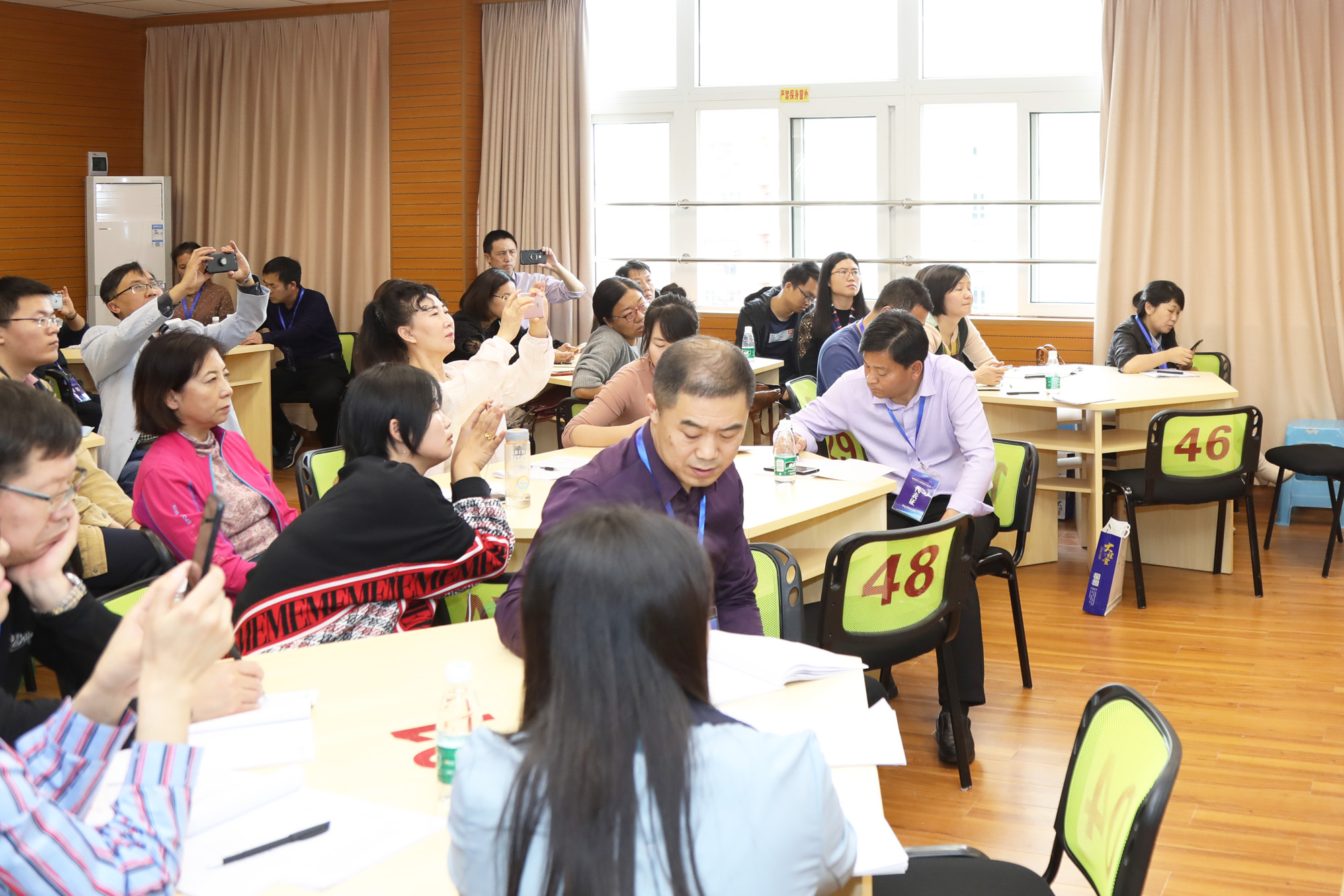 在前山中學(xué)初中分會場：研究院專家李寶玉，賈龍弟、孫琪斌、包豐、張世成、繆徐、王蘇豫、王宗琦、邱秀玉等九位初中專家各自為參會學(xué)員帶來精彩的各學(xué)科示范課，并與參會學(xué)員展開基于本節(jié)課例的深度研討，而后作了基于課深度學(xué)習(xí)的課堂建設(shè)的專題講座，使參會學(xué)員受益匪淺。
