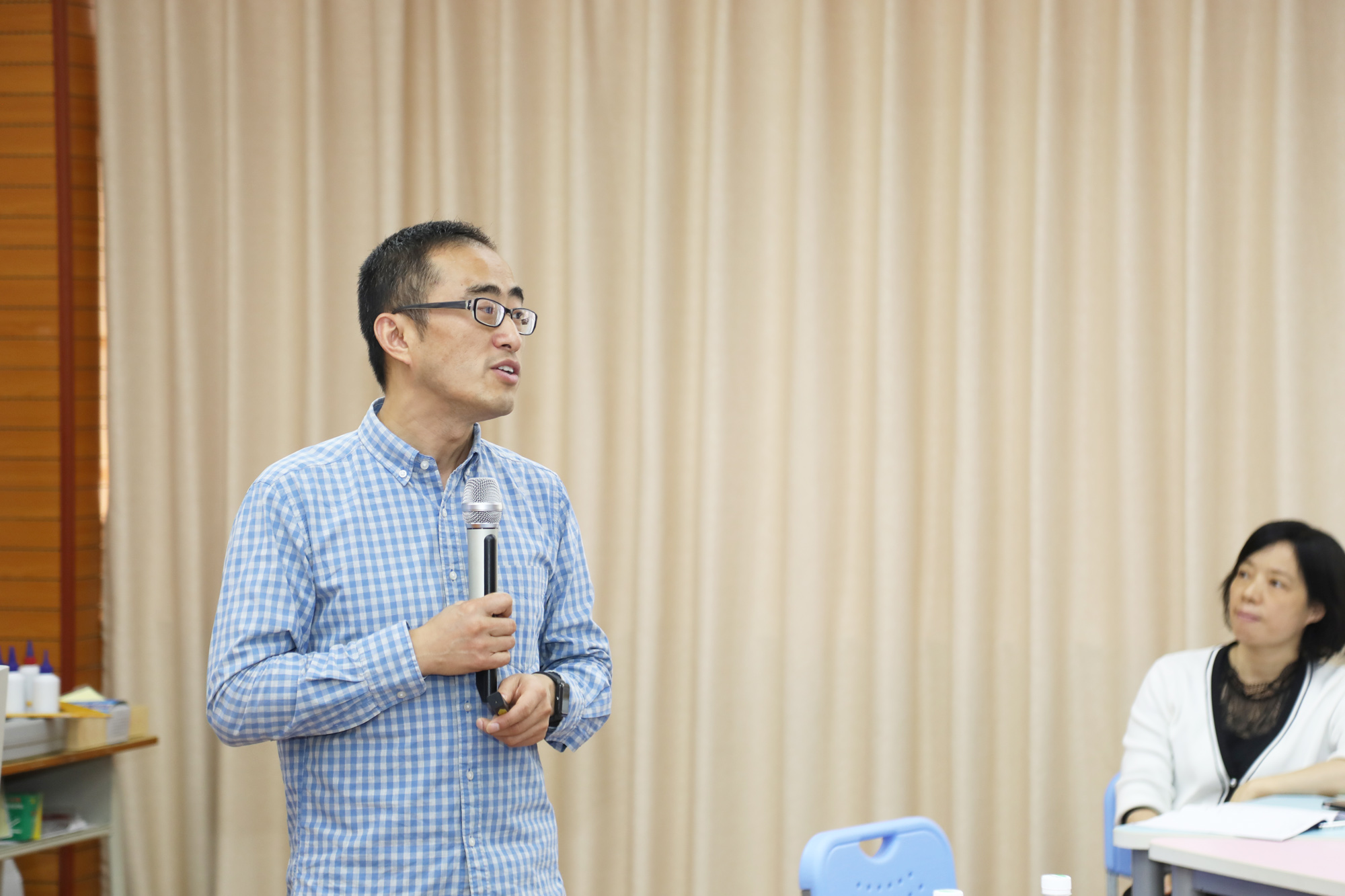 在前山中學(xué)初中分會場：研究院專家李寶玉，賈龍弟、孫琪斌、包豐、張世成、繆徐、王蘇豫、王宗琦、邱秀玉等九位初中專家各自為參會學(xué)員帶來精彩的各學(xué)科示范課，并與參會學(xué)員展開基于本節(jié)課例的深度研討，而后作了基于課深度學(xué)習(xí)的課堂建設(shè)的專題講座，使參會學(xué)員受益匪淺。