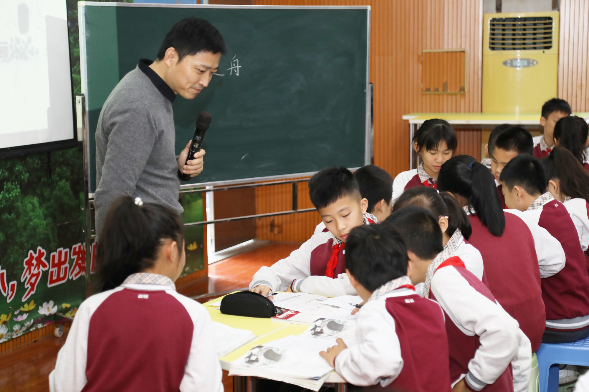 小學(xué)分會場：在珠海拱北小學(xué)分會場，研究院專家徐長青，郭昶、陳冠夫，趙剛、項雅麗、徐杰等正高級、特級教師各自為參會學(xué)員帶來精彩的示范課，并與參會學(xué)員展開基于本節(jié)課例的深度研討，而后作了基于課深度學(xué)習(xí)的課堂建設(shè)的專題講座。受到學(xué)員們高度好評。