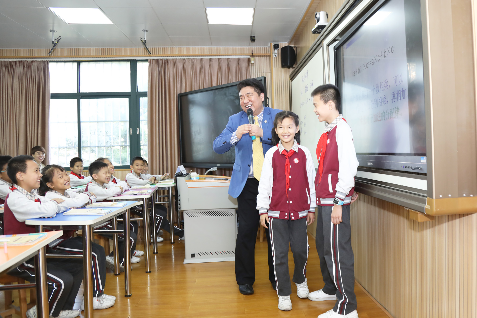 小學(xué)分會場：在珠海拱北小學(xué)分會場，研究院專家徐長青，郭昶、陳冠夫，趙剛、項雅麗、徐杰等正高級、特級教師各自為參會學(xué)員帶來精彩的示范課，并與參會學(xué)員展開基于本節(jié)課例的深度研討，而后作了基于課深度學(xué)習(xí)的課堂建設(shè)的專題講座。受到學(xué)員們高度好評。