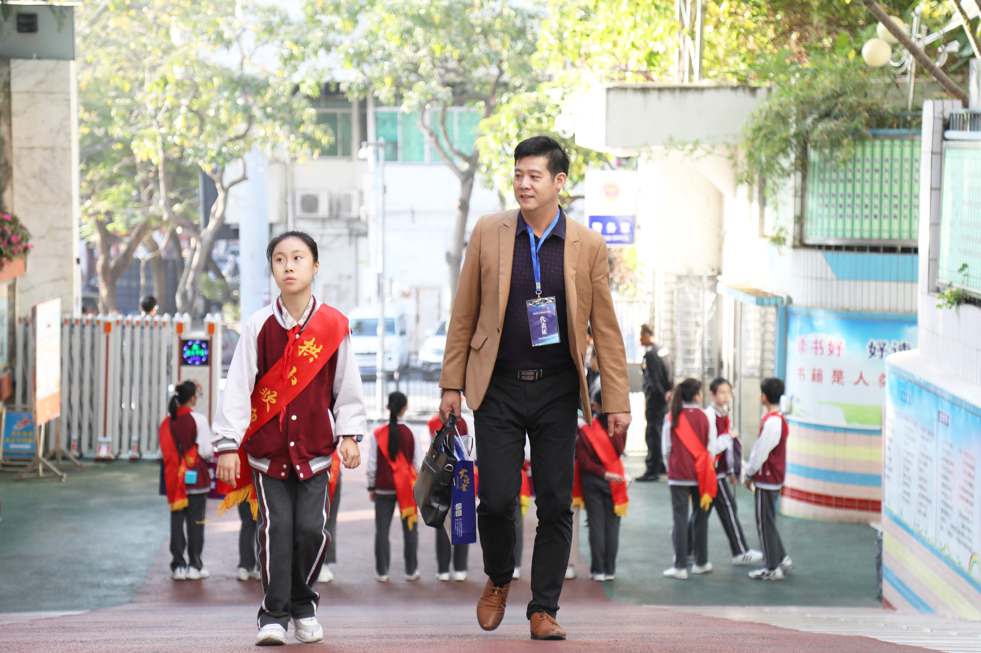 小學(xué)分會場：在珠海拱北小學(xué)分會場，研究院專家徐長青，郭昶、陳冠夫，事趙剛、項雅麗、徐杰等正高級、特級教師各自為參會學(xué)員帶來精彩的示范課，并與參會學(xué)員展開基于本節(jié)課例的深度研討，而后作了基于課深度學(xué)習(xí)的課堂建設(shè)的專題講座。受到學(xué)員們高度好評。