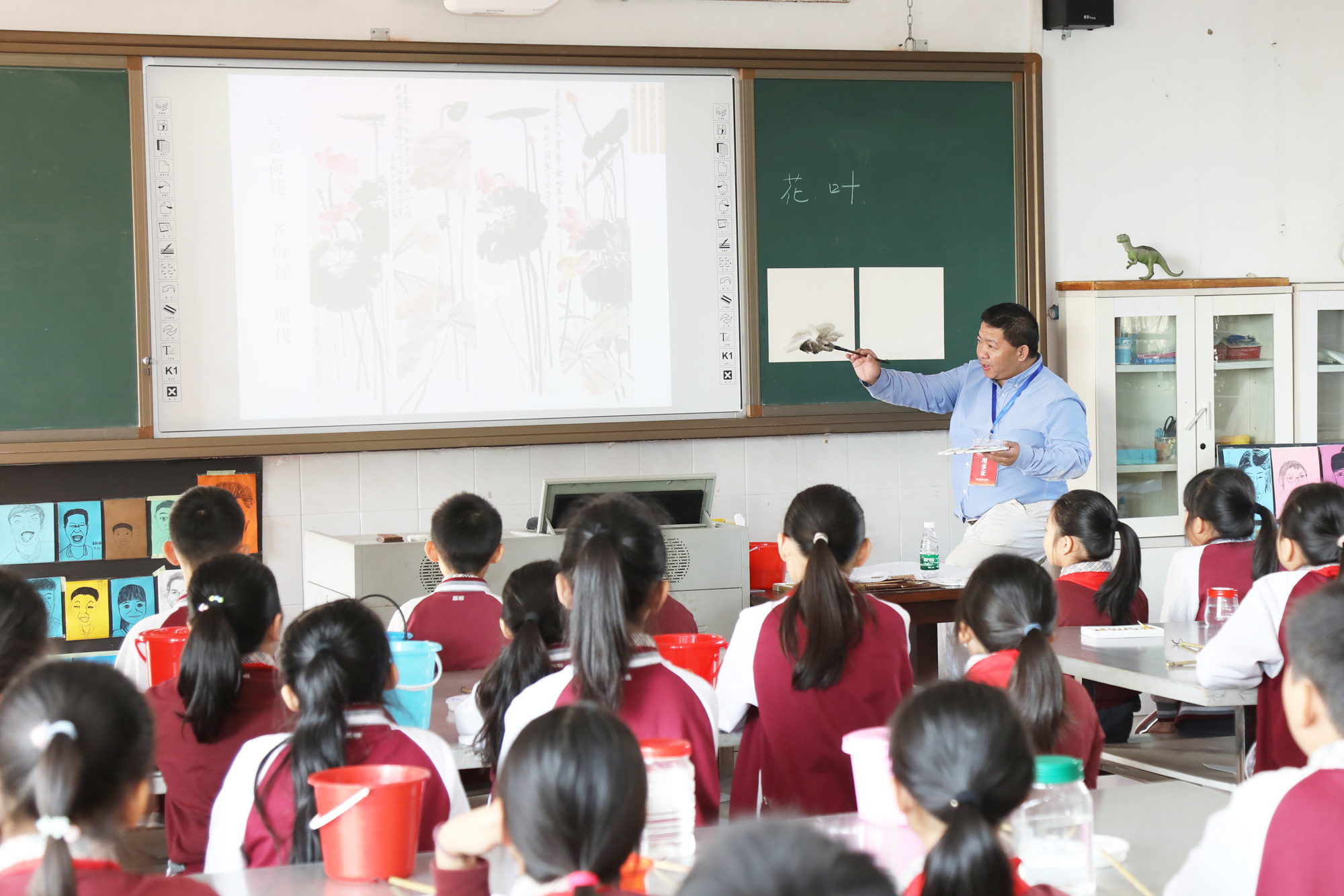 小學(xué)分會場：在珠海拱北小學(xué)分會場，研究院專家徐長青，郭昶、陳冠夫，趙剛、項雅麗、徐杰等正高級、特級教師各自為參會學(xué)員帶來精彩的示范課，并與參會學(xué)員展開基于本節(jié)課例的深度研討，而后作了基于課深度學(xué)習(xí)的課堂建設(shè)的專題講座。受到學(xué)員們高度好評。