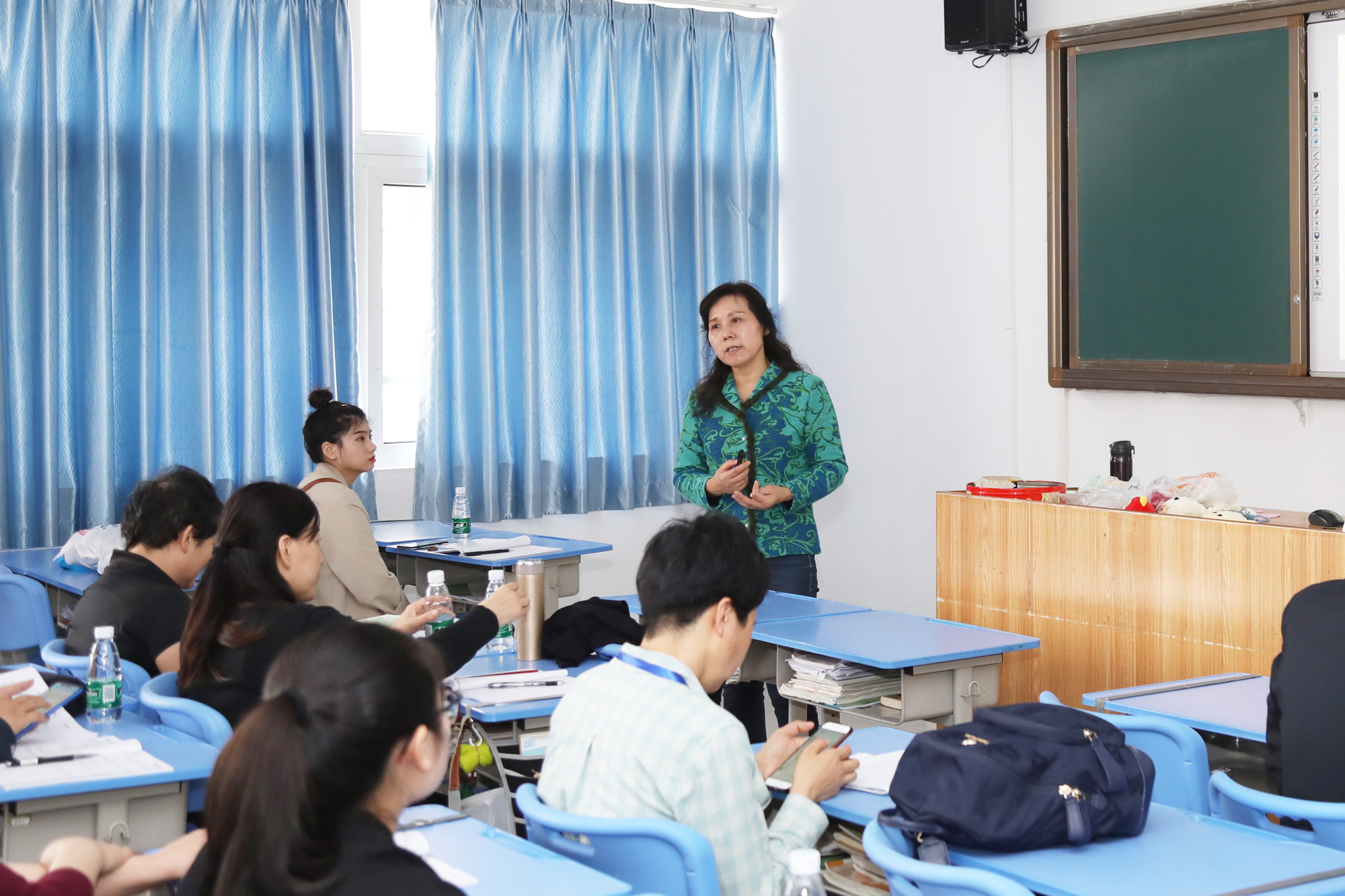 在前山中學(xué)初中分會場：研究院專家李寶玉，賈龍弟、孫琪斌、包豐、張世成、繆徐、王蘇豫、王宗琦、邱秀玉等九位初中專家各自為參會學(xué)員帶來精彩的各學(xué)科示范課，并與參會學(xué)員展開基于本節(jié)課例的深度研討，而后作了基于課深度學(xué)習(xí)的課堂建設(shè)的專題講座，使參會學(xué)員受益匪淺。