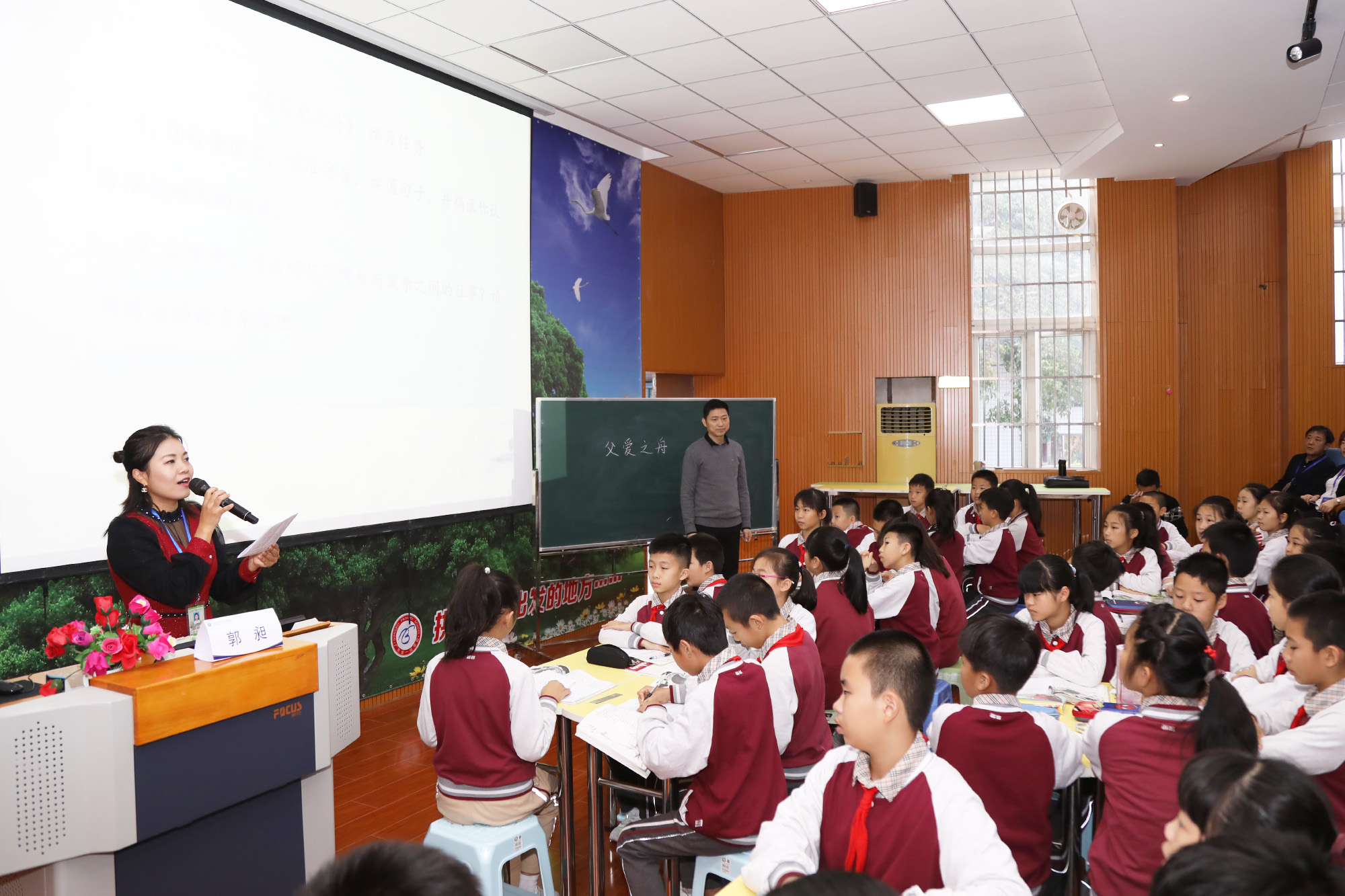 小學(xué)分會場：在珠海拱北小學(xué)分會場，研究院專家徐長青，郭昶、陳冠夫，趙剛、項雅麗、徐杰等正高級、特級教師各自為參會學(xué)員帶來精彩的示范課，并與參會學(xué)員展開基于本節(jié)課例的深度研討，而后作了基于課深度學(xué)習(xí)的課堂建設(shè)的專題講座。受到學(xué)員們高度好評。