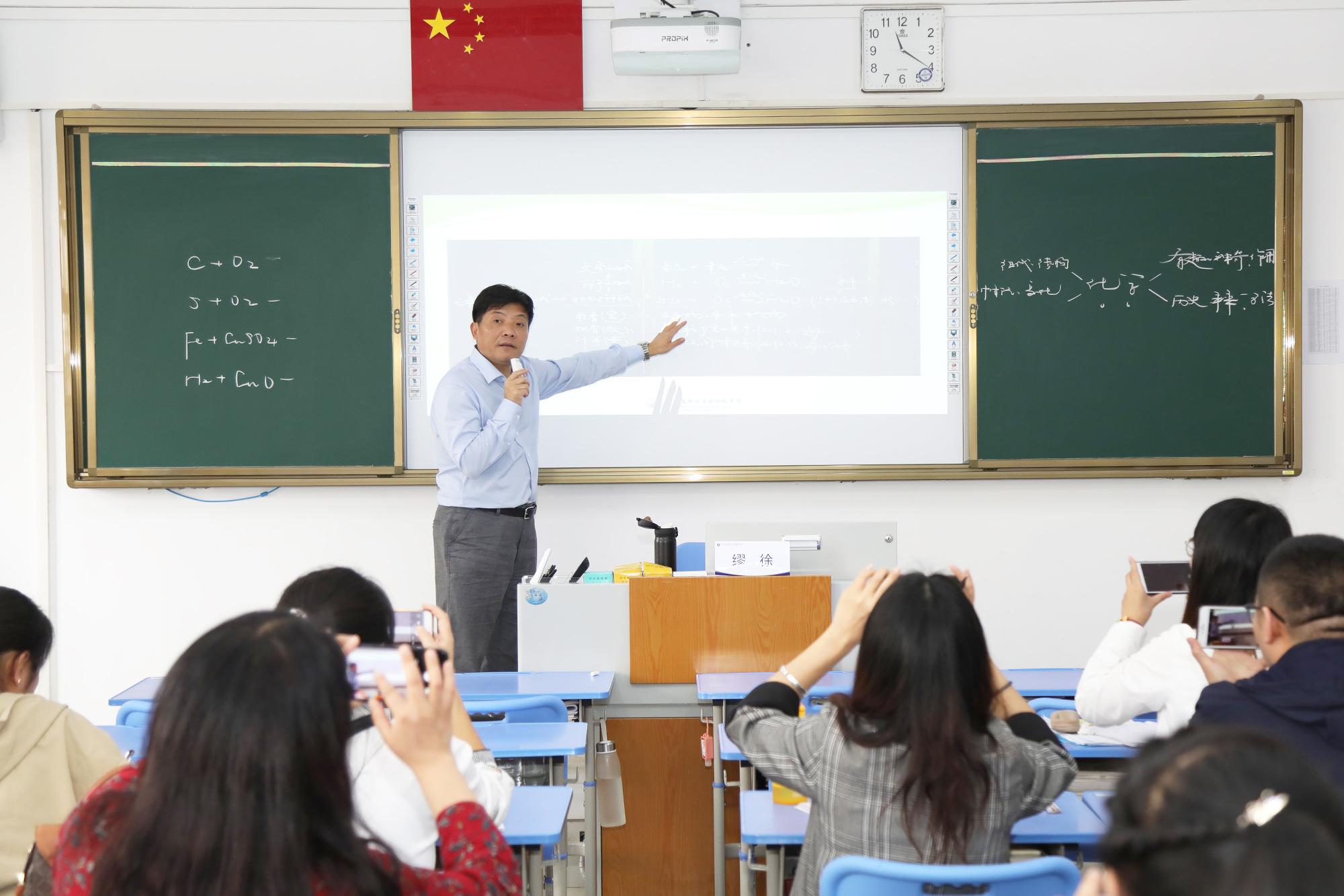 在前山中學(xué)初中分會場：研究院專家李寶玉，賈龍弟、孫琪斌、包豐、張世成、繆徐、王蘇豫、王宗琦、邱秀玉等九位初中專家各自為參會學(xué)員帶來精彩的各學(xué)科示范課，并與參會學(xué)員展開基于本節(jié)課例的深度研討，而后作了基于課深度學(xué)習(xí)的課堂建設(shè)的專題講座，使參會學(xué)員受益匪淺。