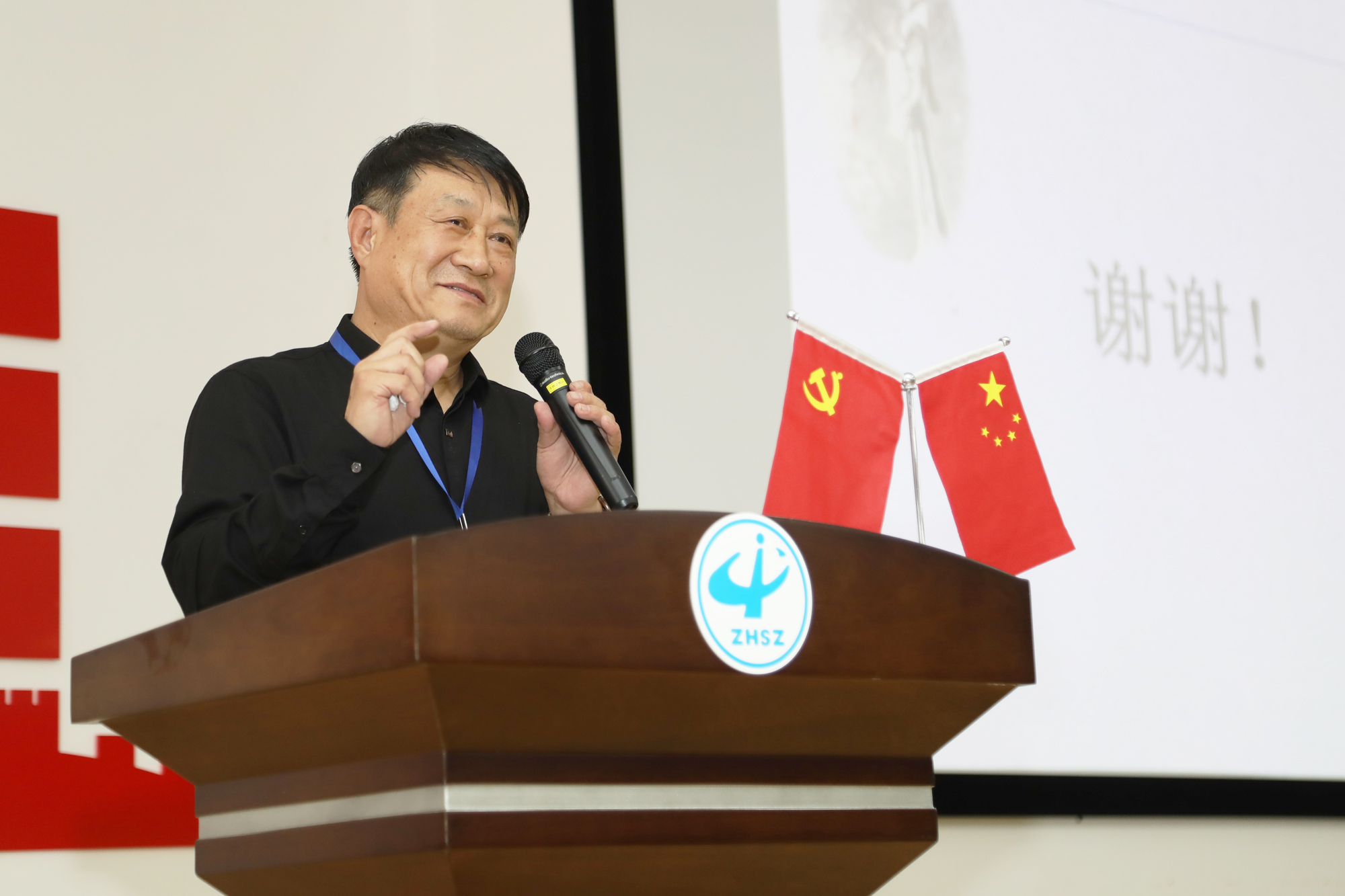 17日下午是研究院和各地區(qū)推薦的名師工作室優(yōu)質(zhì)課例示范展示，共有全國各地140余節(jié)優(yōu)質(zhì)課例分為小初高全學(xué)段全學(xué)科進(jìn)行了示范展示，并由研究院蘆葦、潘建明、李淑民、崔艷波等一批正高級特級教師和專家進(jìn)行了精準(zhǔn)點(diǎn)評，受到一致歡迎。