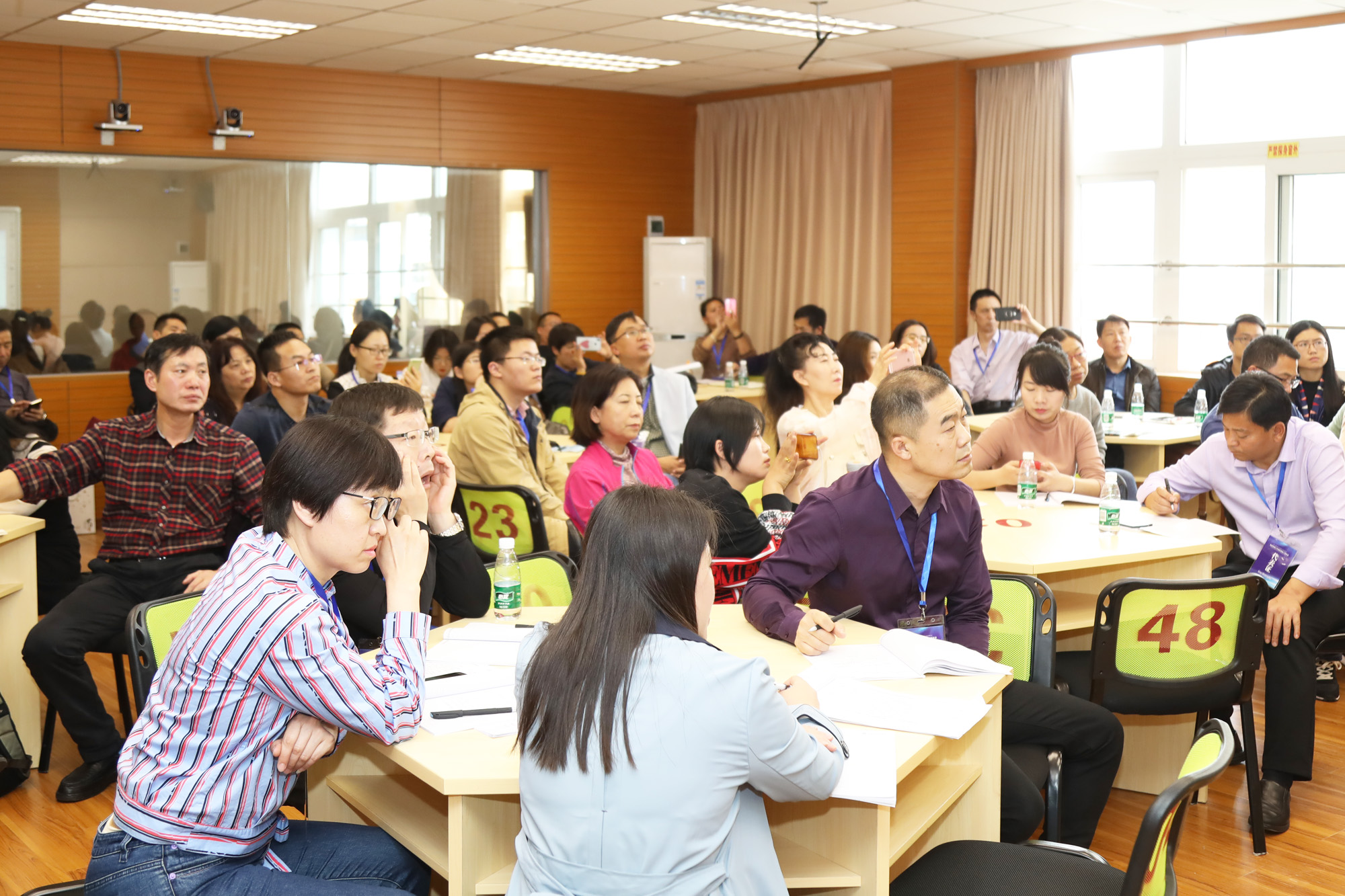 在前山中學(xué)初中分會場：研究院專家李寶玉，賈龍弟、孫琪斌、包豐、張世成、繆徐、王蘇豫、王宗琦、邱秀玉等九位初中專家各自為參會學(xué)員帶來精彩的各學(xué)科示范課，并與參會學(xué)員展開基于本節(jié)課例的深度研討，而后作了基于課深度學(xué)習(xí)的課堂建設(shè)的專題講座，使參會學(xué)員受益匪淺。