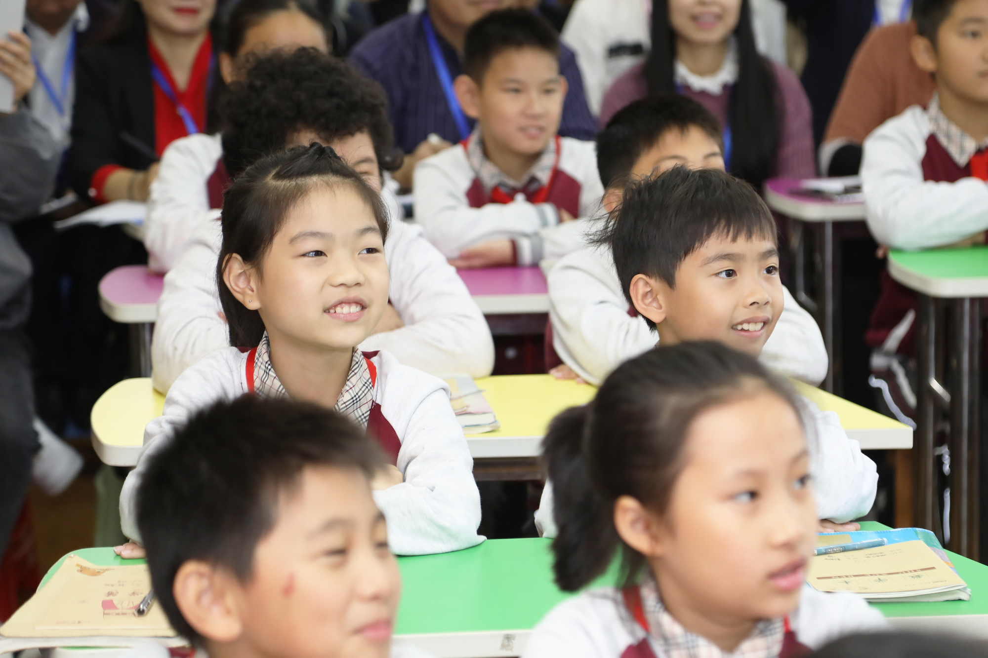 小學(xué)分會場：在珠海拱北小學(xué)分會場，研究院專家徐長青，郭昶、陳冠夫，趙剛、項雅麗、徐杰等正高級、特級教師各自為參會學(xué)員帶來精彩的示范課，并與參會學(xué)員展開基于本節(jié)課例的深度研討，而后作了基于課深度學(xué)習(xí)的課堂建設(shè)的專題講座。受到學(xué)員們高度好評。