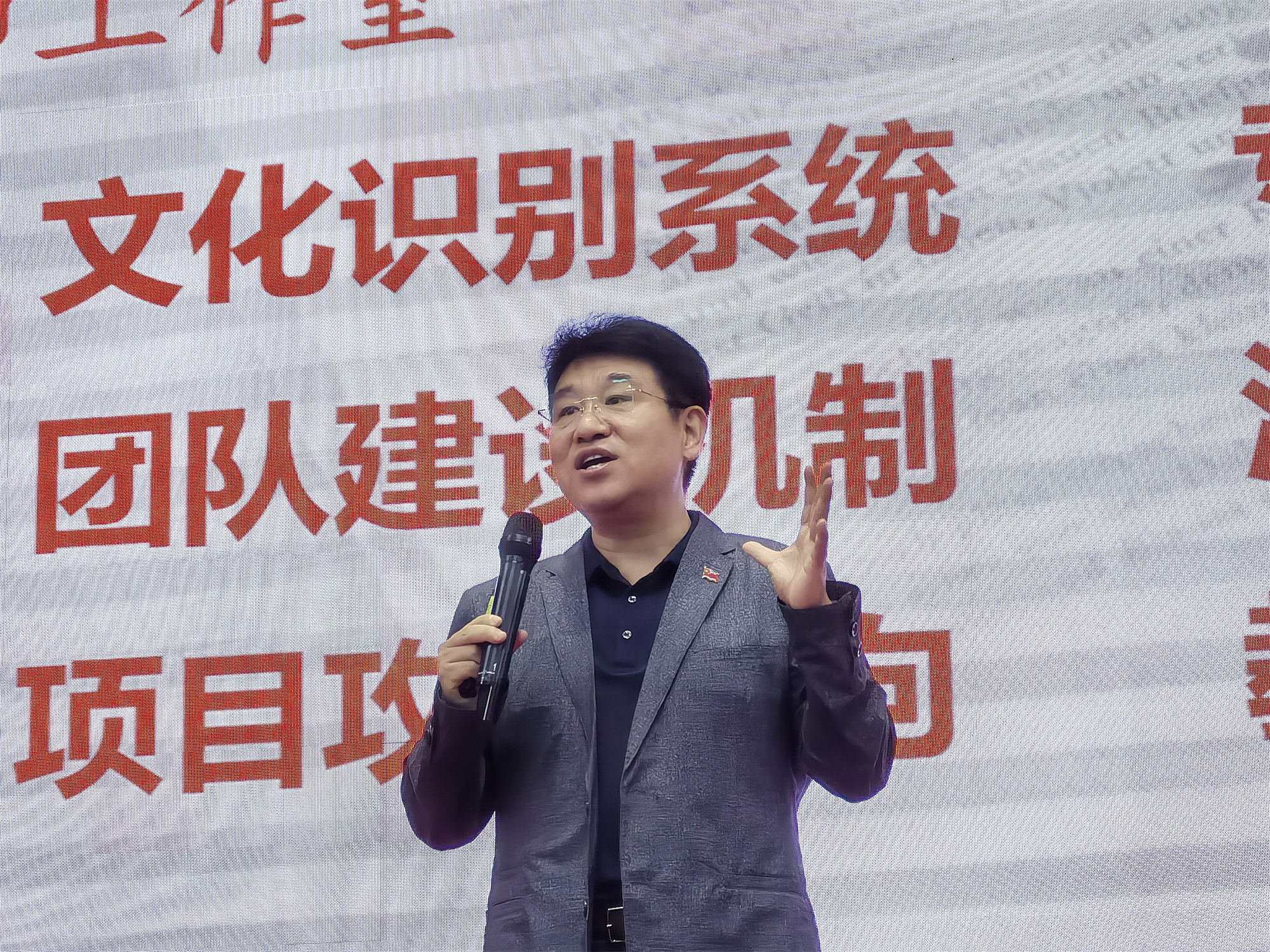 全國(guó)名師工作室建設(shè)發(fā)展高研班及名師培養(yǎng)與成長(zhǎng)論壇分別在昆明大連舉辦